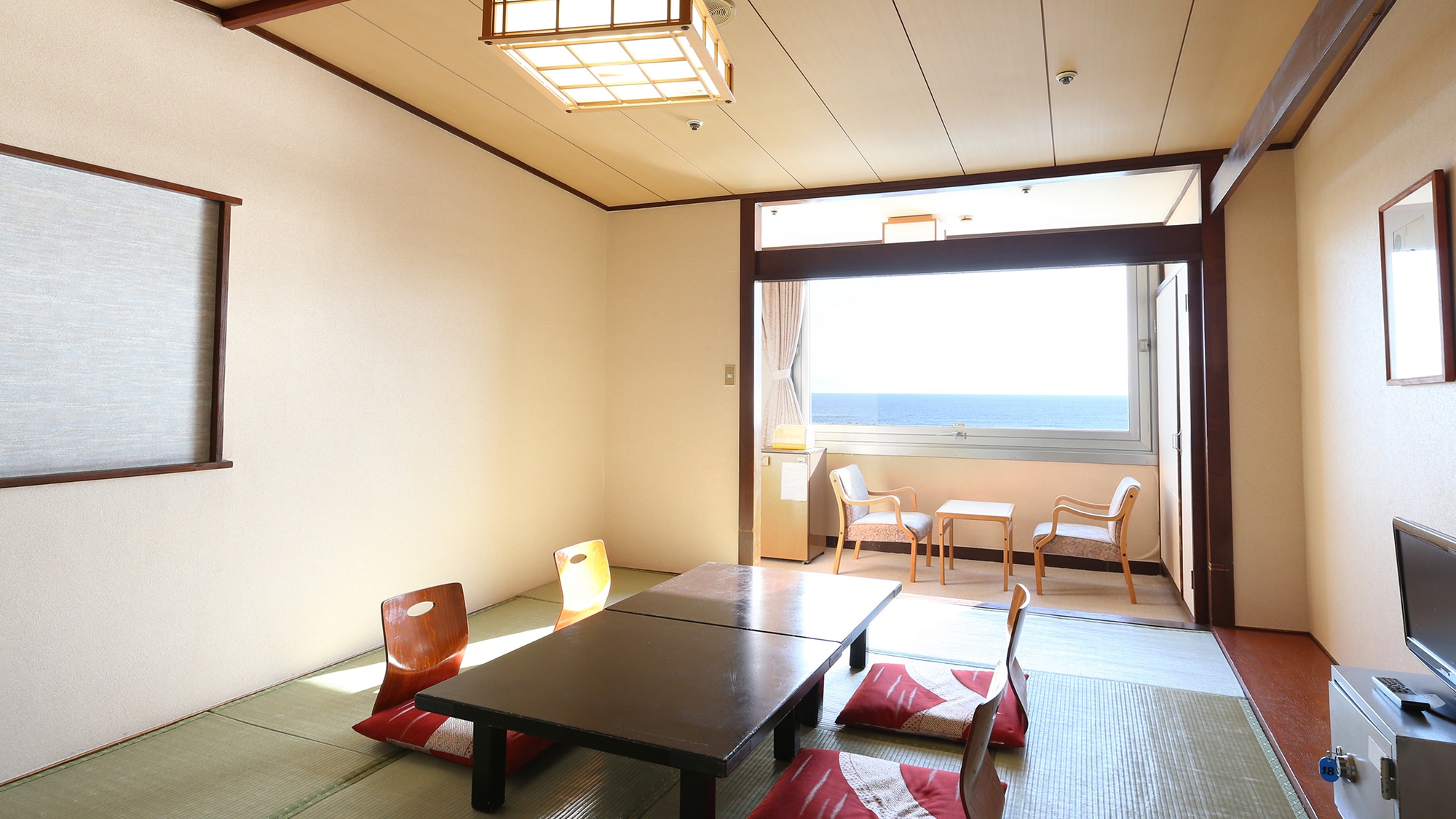 Japanese-style room (10 tatami mats). From the window, you can see Shirahama Lighthouse and the Izu Seven Islands.