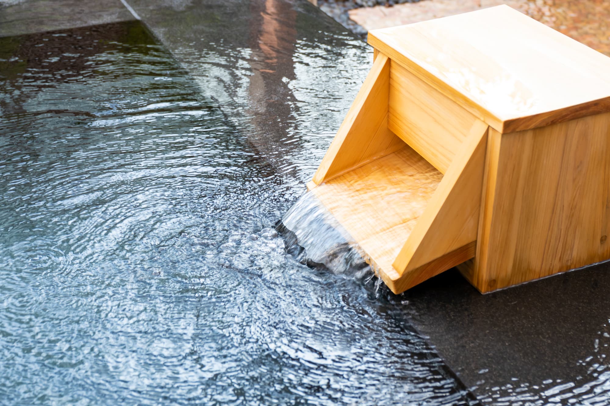 Open-air bath gutter
