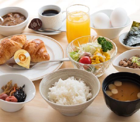 早餐使用剛煮好的熱騰騰的「栗原一見鍾情米飯」。廚師特製“早晨咖哩”和時令菜餚