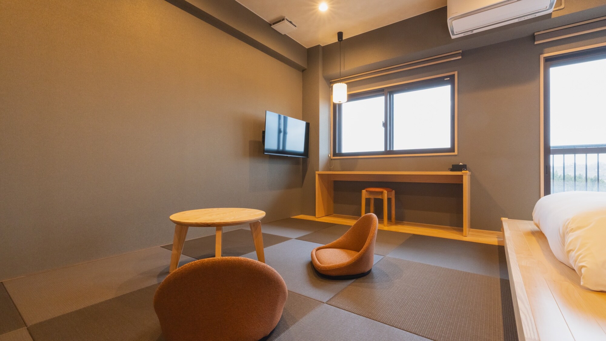 [Modern Twin] We welcome you in a warm space made with local wood.
