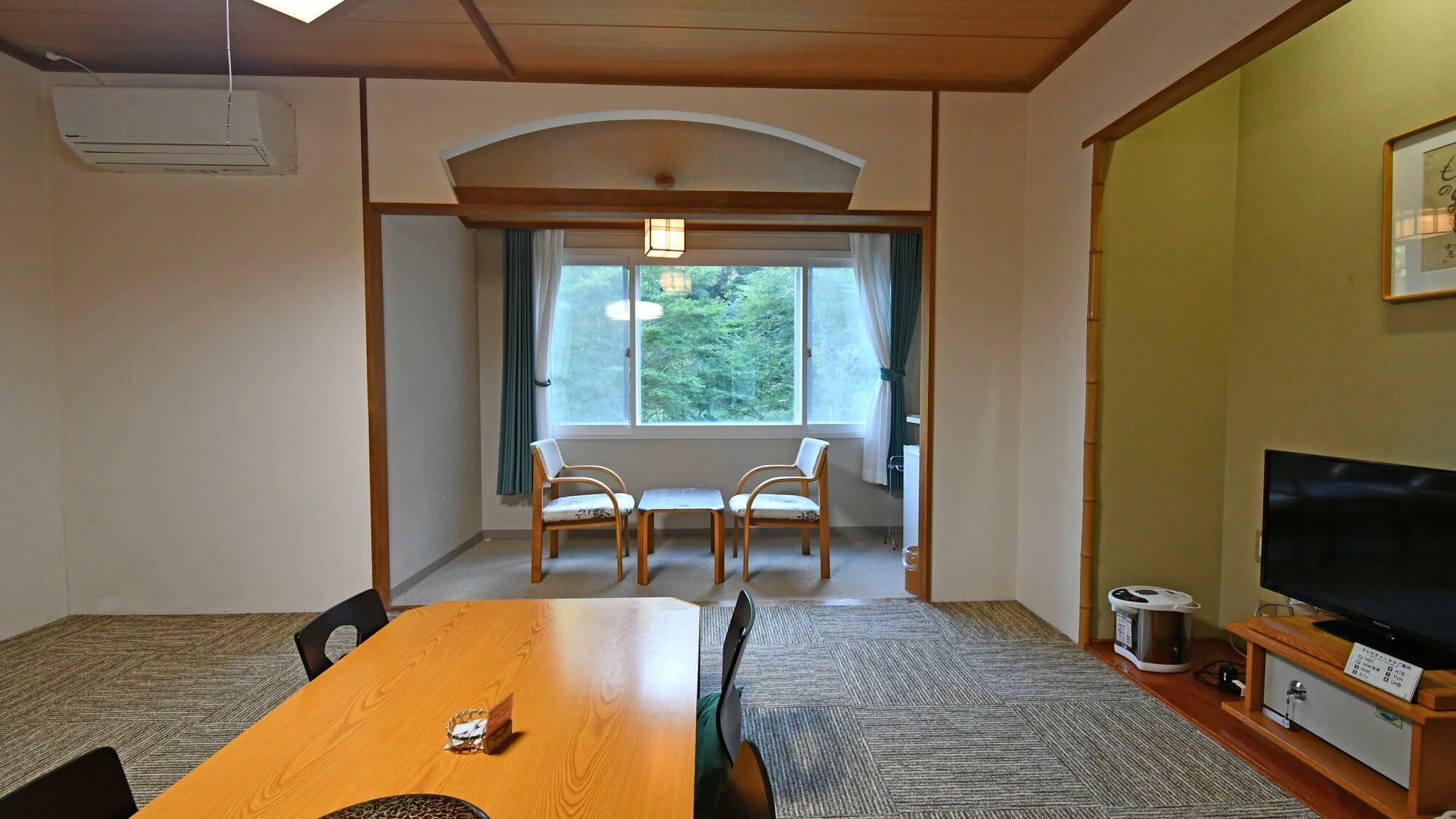 [Modern Japanese-style room] A comfortable 10-tatami room with carpeting. The large window on the veranda offers a view of the abundant nature.