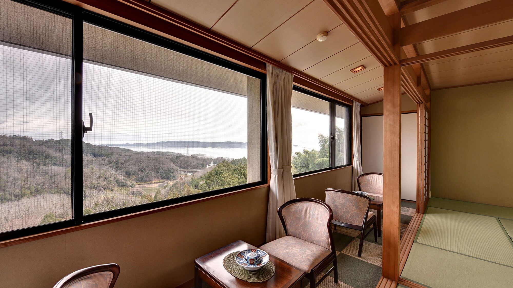* [Mountain-facing room with a view] Enjoy a luxurious moment relaxing while looking at the view.