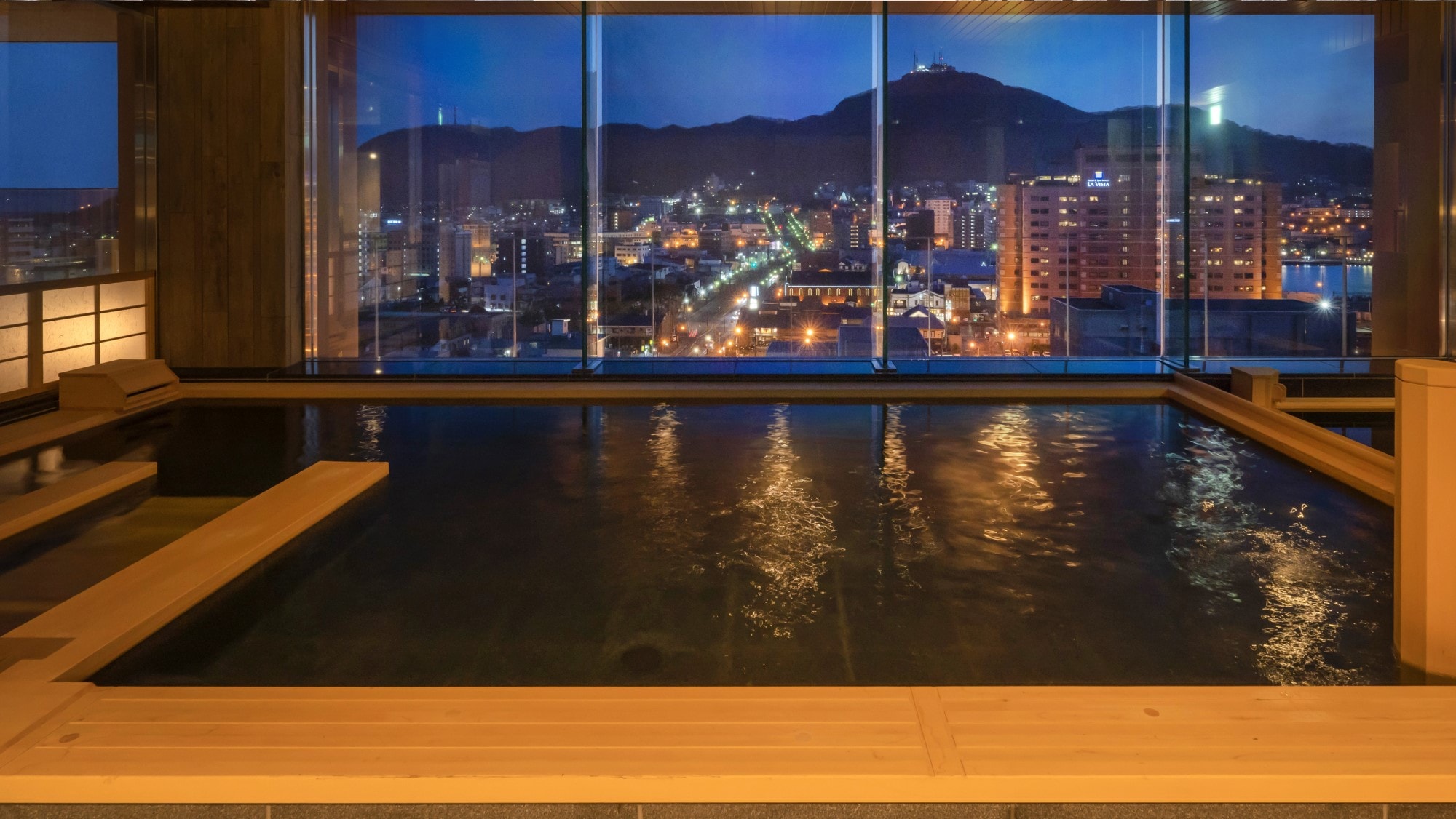 【大浴場/室內浴池】一邊欣賞眼前的美景，一邊讓全身溫暖起來，度過美好的時光。