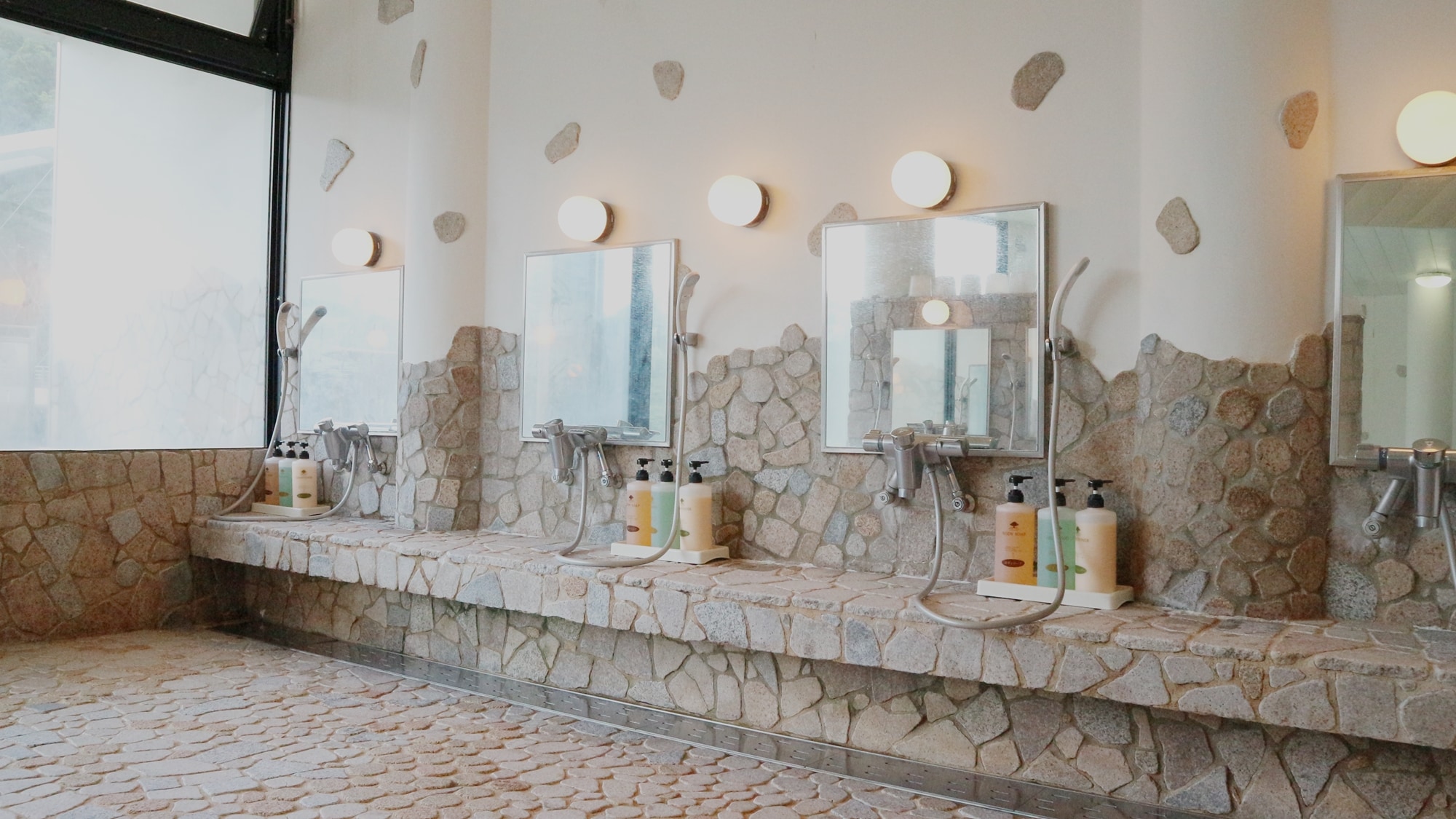 *[溫泉]乾淨寬敞的洗浴區。 