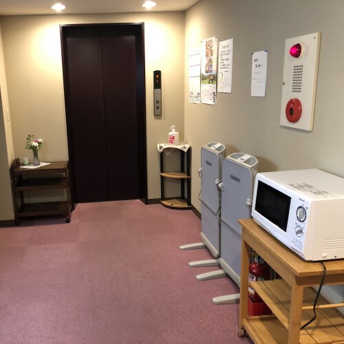 [Facilities] In front of the elevator (range and trouser press also available)