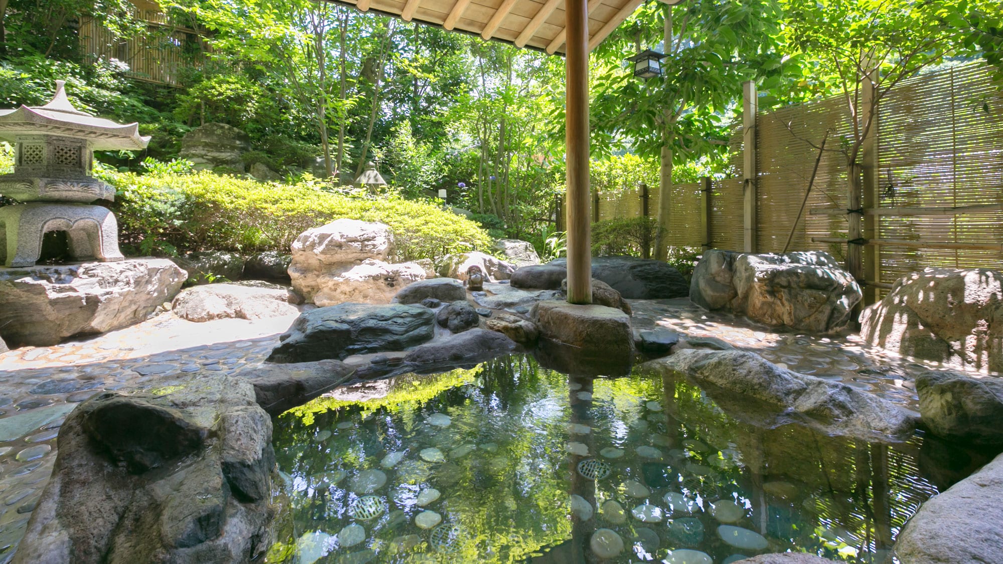 [Denkata open-air bath] You can enjoy the open-air bath of the rock bath.