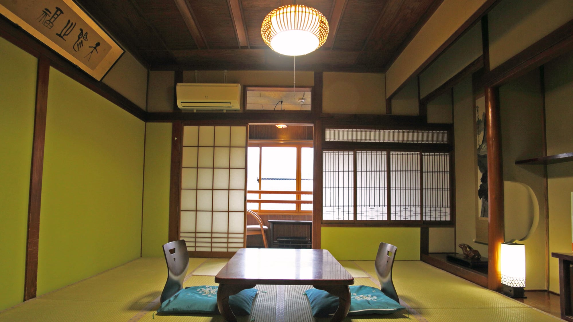 *An example of an 8 tatami Japanese-style room. This room has a wide veranda and exudes a nostalgic feel.