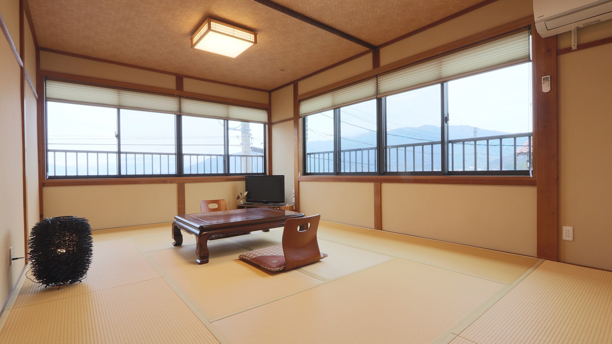 [Relaxing Japanese-style room with ocean views]