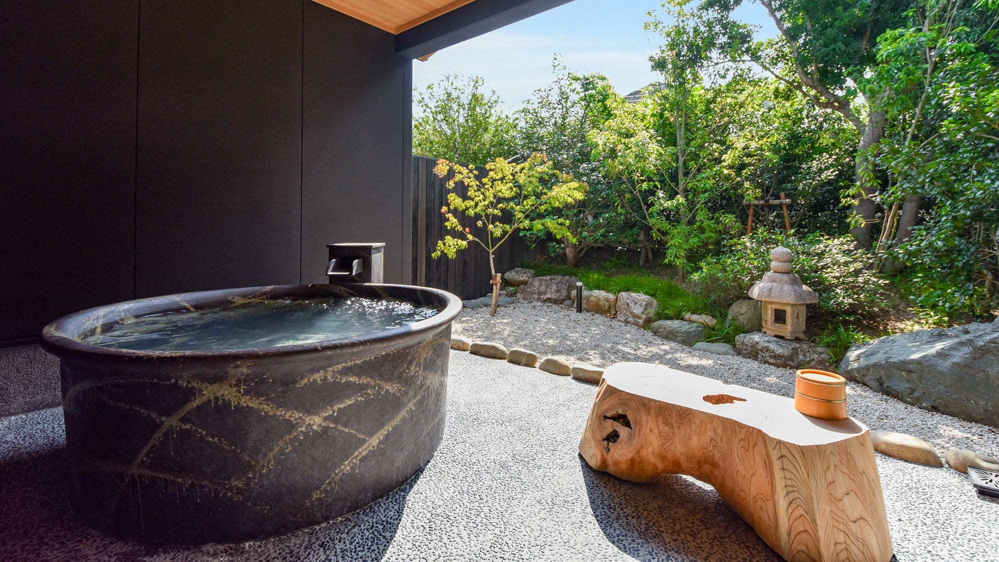 *[Room / open-air bath (maple)] Different bathtubs are prepared for each room