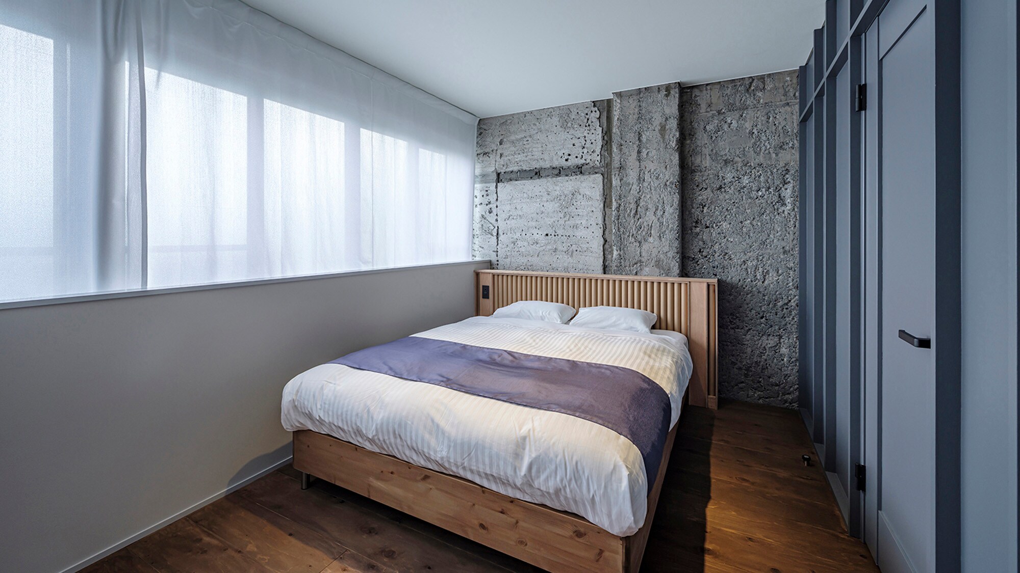 ・[Double] The large window lets in soft sunlight filling the room.