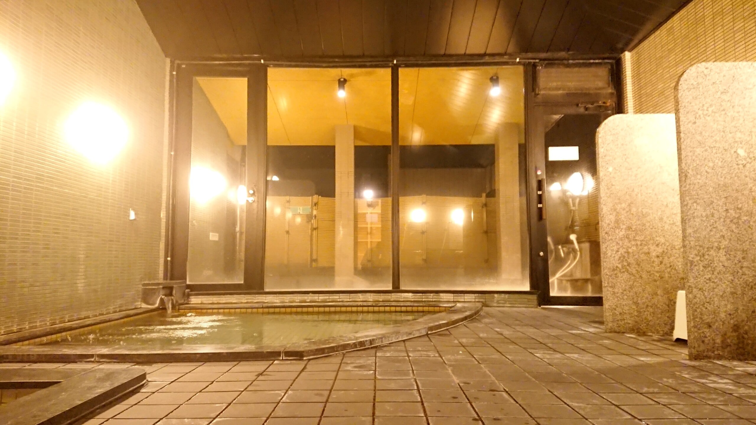 ชั้น 9 : ห้องน้ำชายใหญ่ (ห้องอาบน้ำในร่ม)