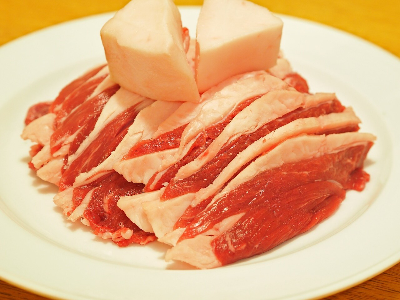 Thịt cừu sống thái lát dày, bóng, không mùi