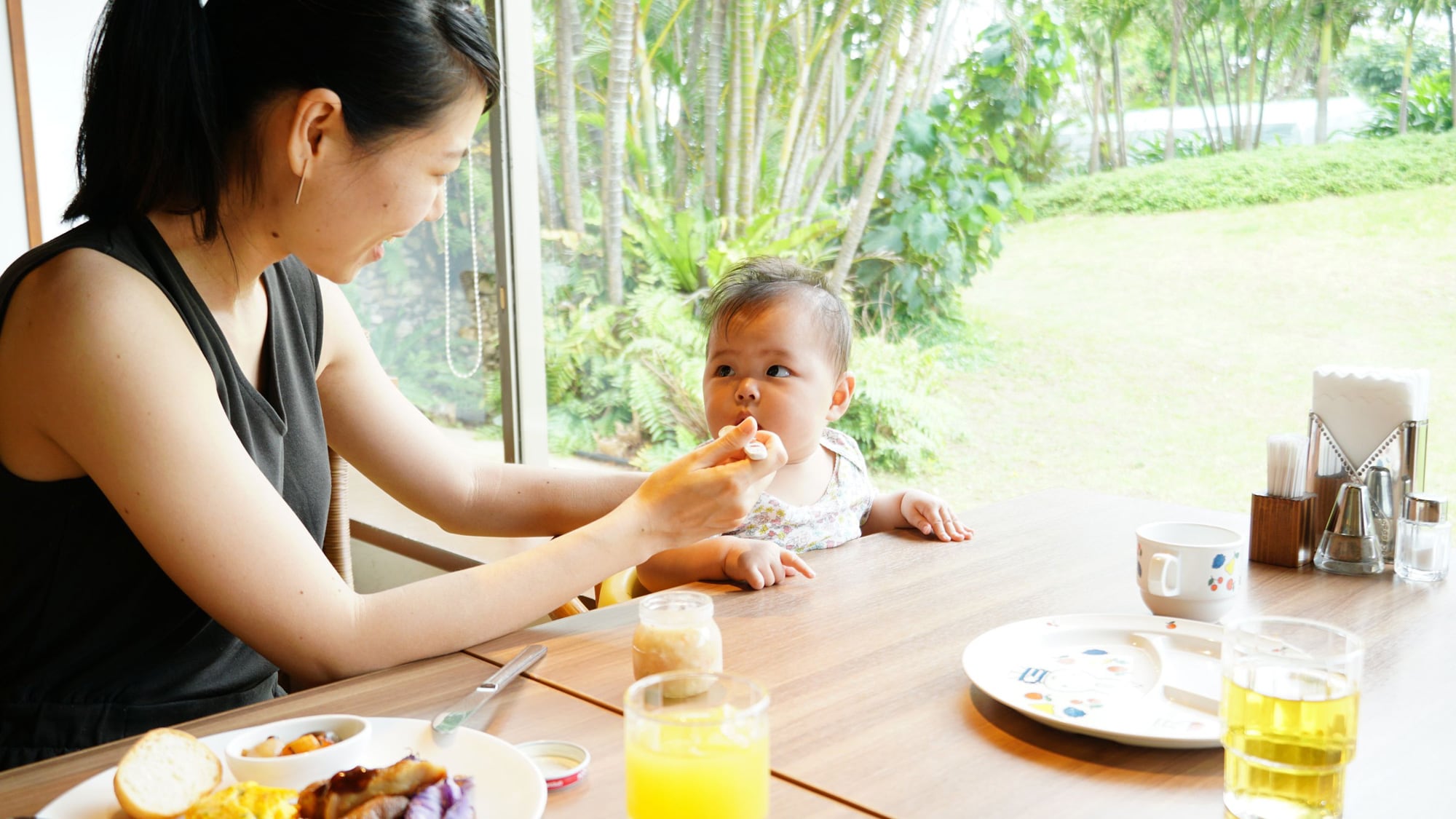 [Kids / Baby Goods] Tableware, child chairs, etc. for children are available at each restaurant.