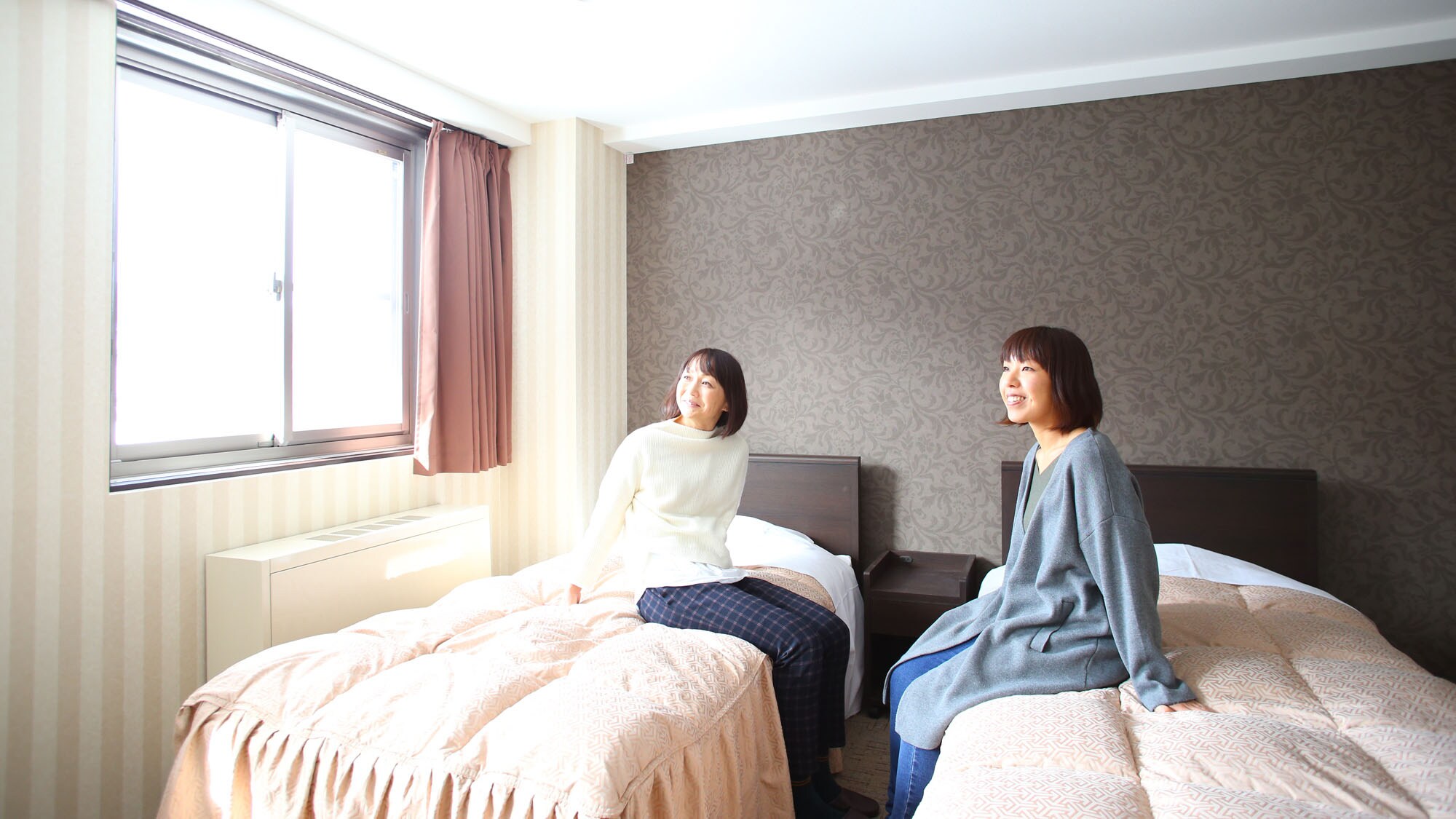 [Kamoshikakan■西式雙床房（帶浴缸）]陽光透過窗戶照射