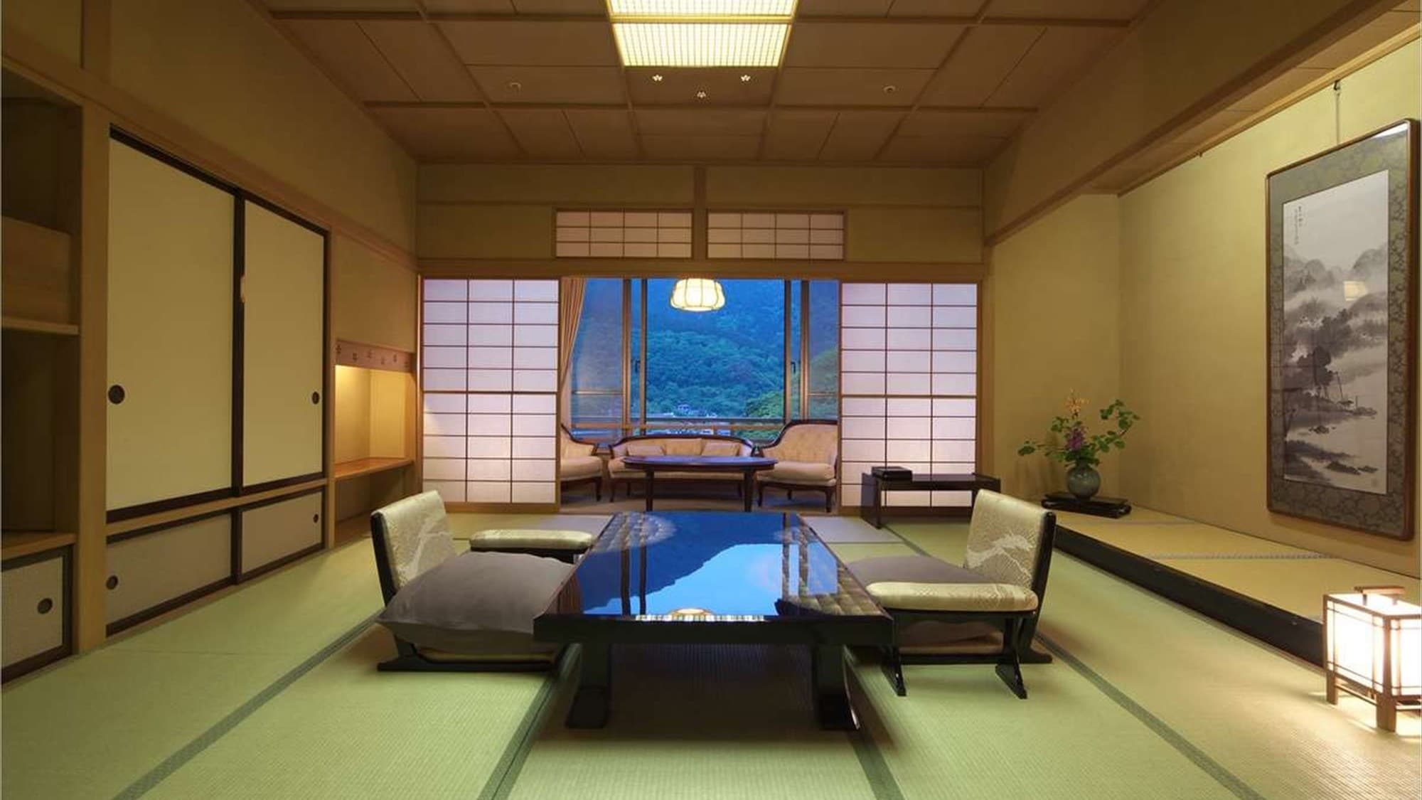 [Royal Suite] A special room with a private open-air bath that will make you feel as if you are embraced by nature.