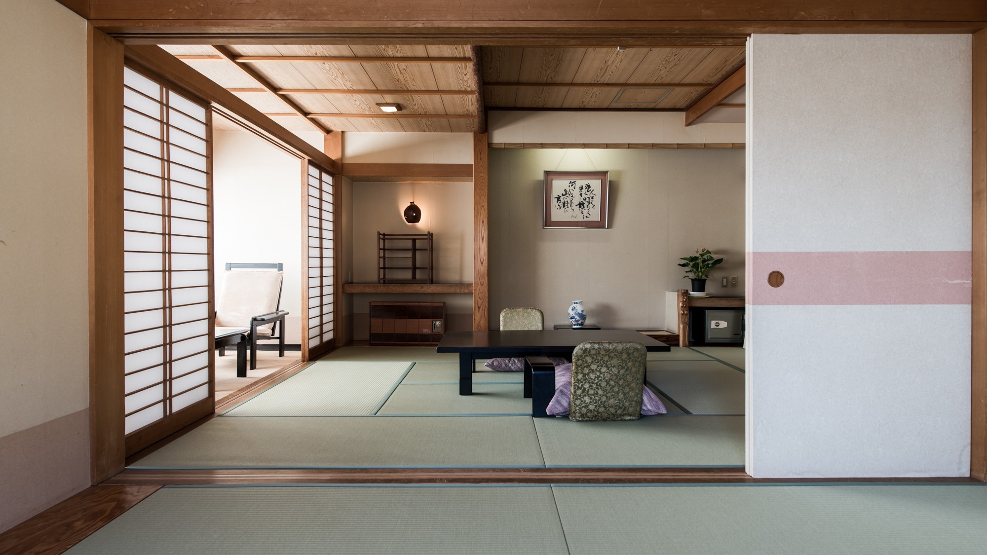 [Next guest room-pine-]