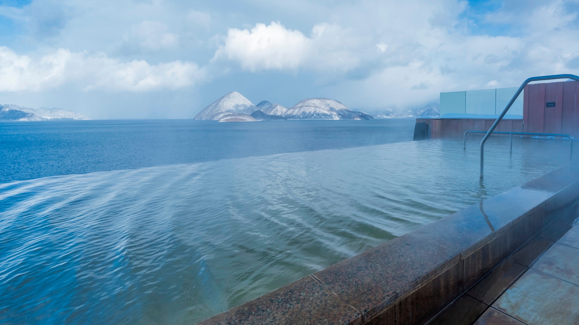 【天空露天風呂ＴＥＮＱＯＯ】冬の洞爺湖とつながるような解放感あふれる露天風呂