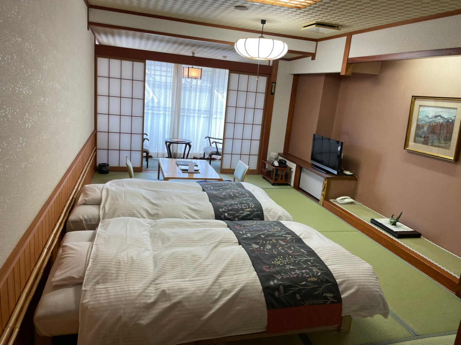 ■Japanese-style room with bed: A Japanese-style room equipped with twin beds.