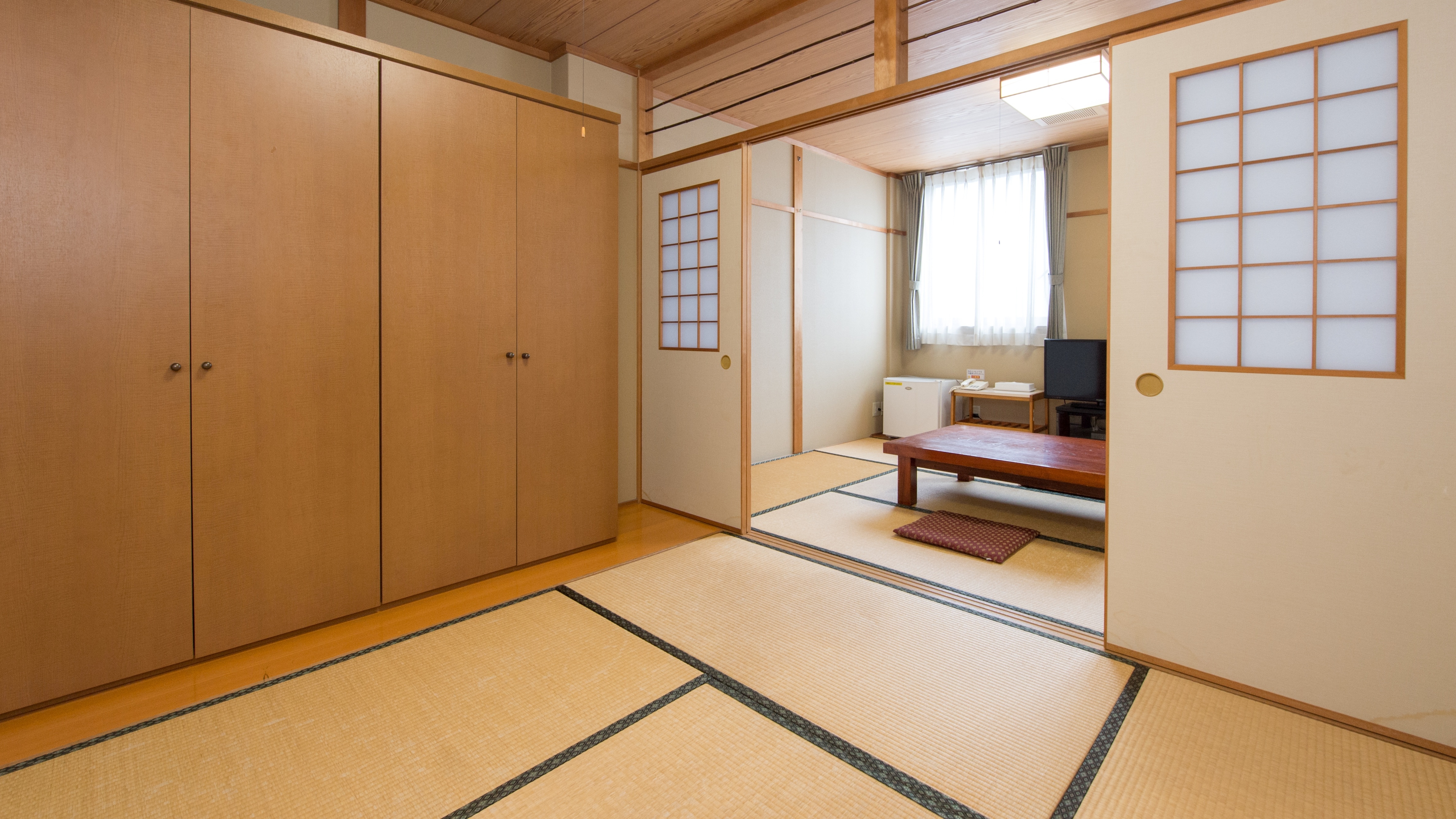 Japanese-style room 215. Can be used by family and friends.