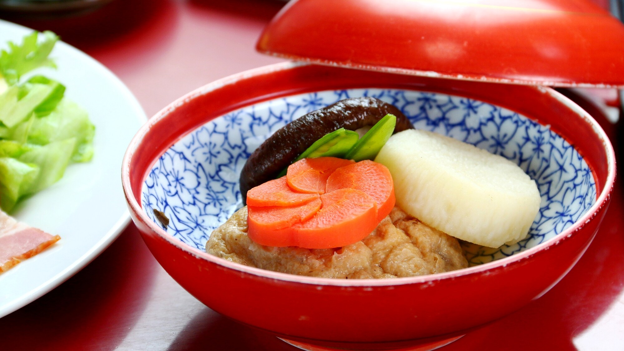 [มื้ออาหาร] อาหารเช้า อาหารเช้าแบบชนบทที่ทำด้วยผักสวนครัว ผลไม้ตามฤดูกาล และอาหารจานเคียงที่ทำเอง