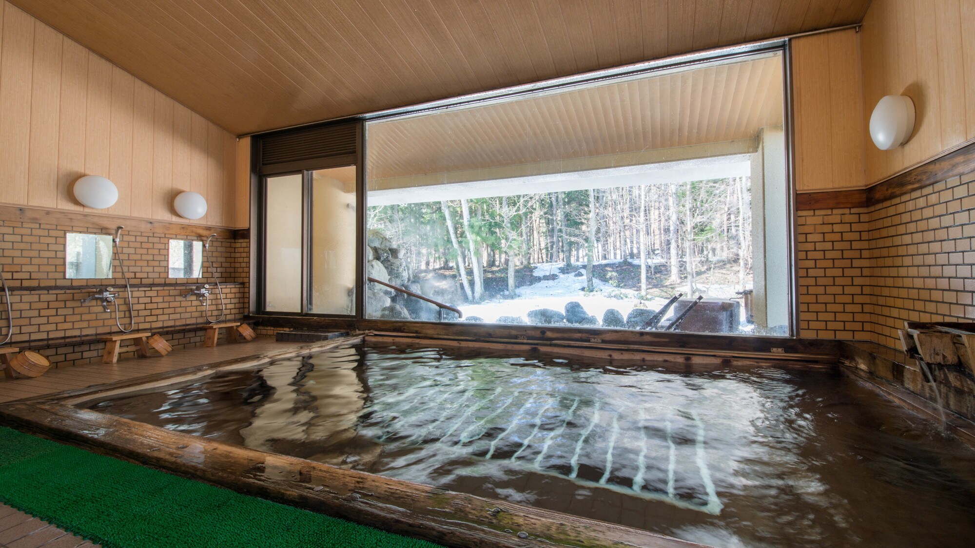 "Omachi Onsen" flowing from the source [Large communal bath (indoor bath)]