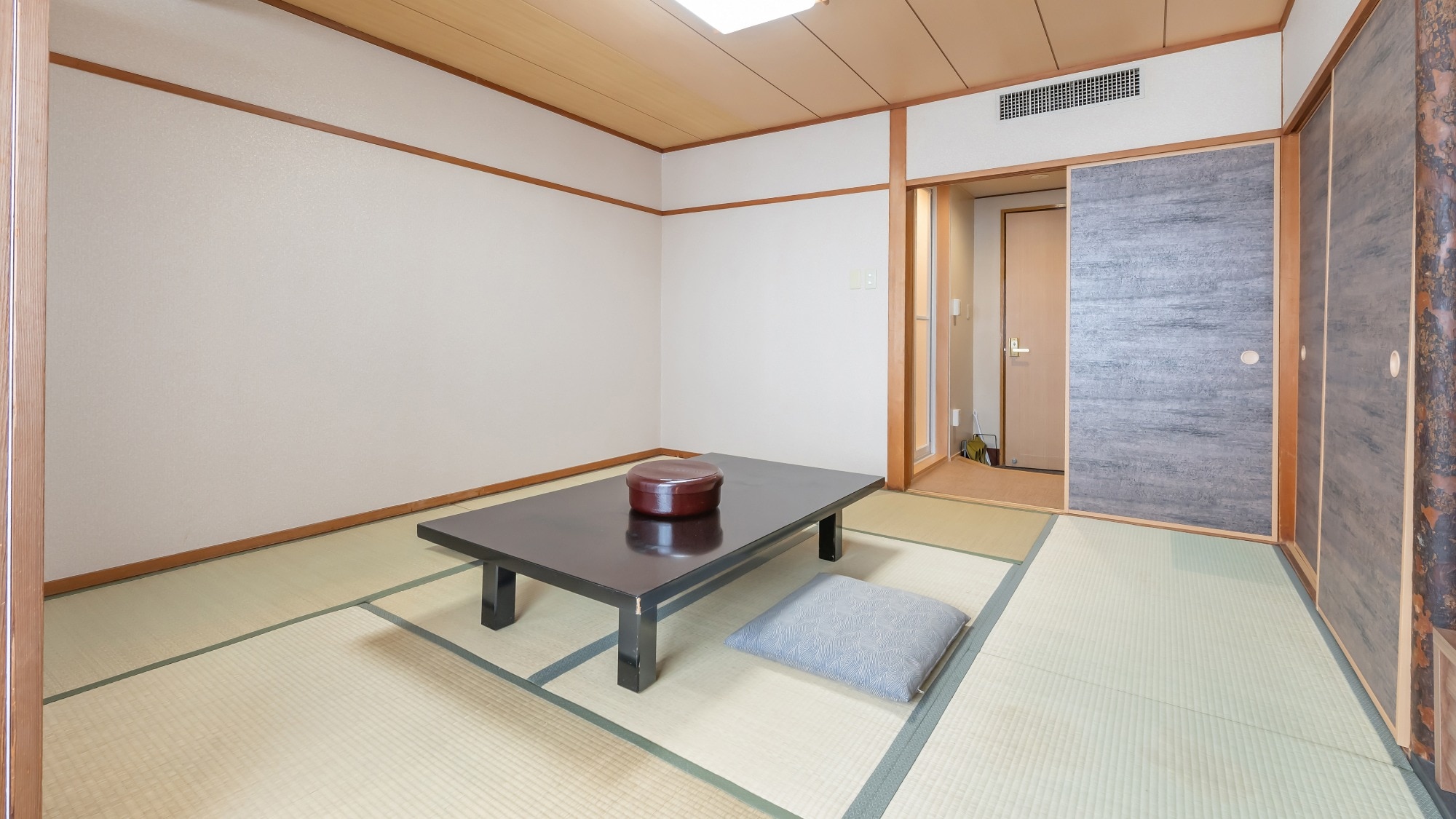 Japanese-style room (8 tatami mats)