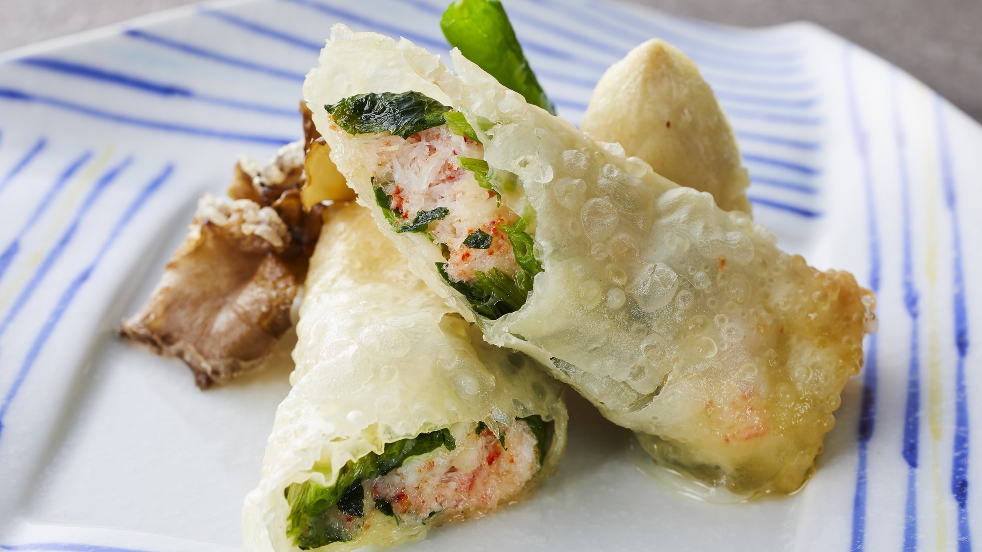【地方特色怀石料理课程】秋季（2026年9月-11月）油炸菜肴：蟹肉春卷、炸虾和粗面粉芋头