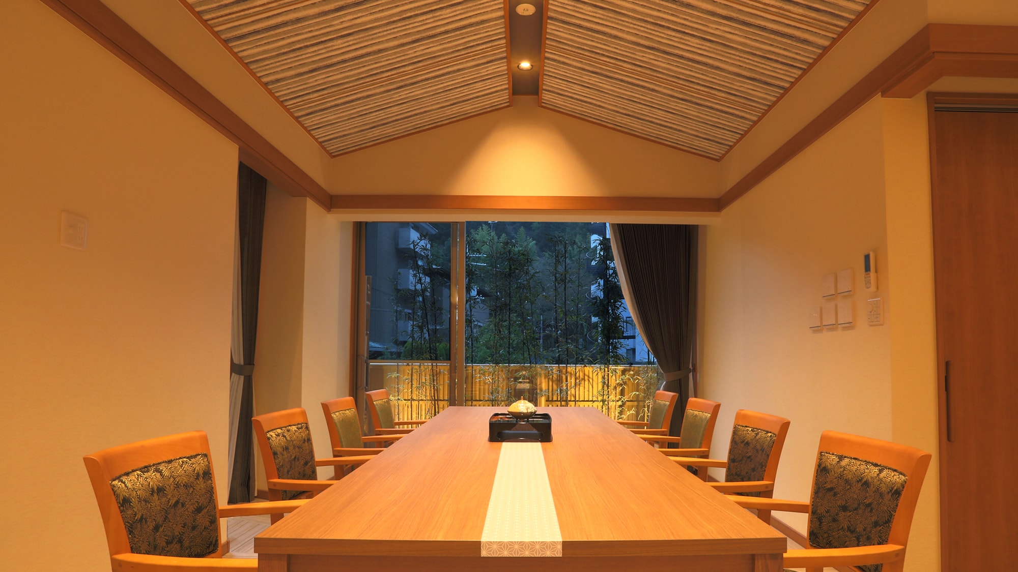 [Annex 1F reserved special room "Taiko" 140 square meters] Dining space at night