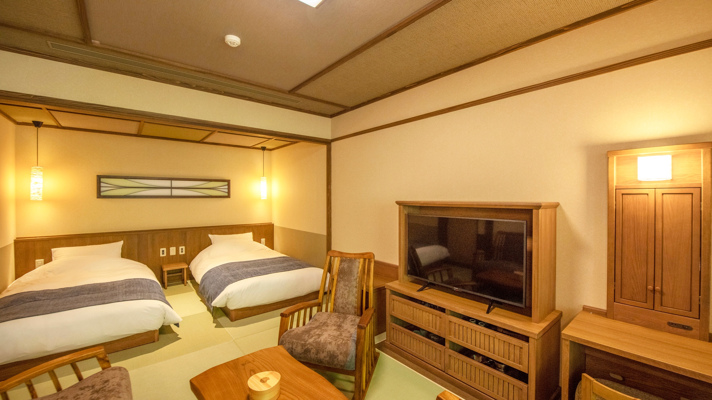 [Apartment Four] The living room and bedroom each have two beds, so it is also recommended for use by two families.