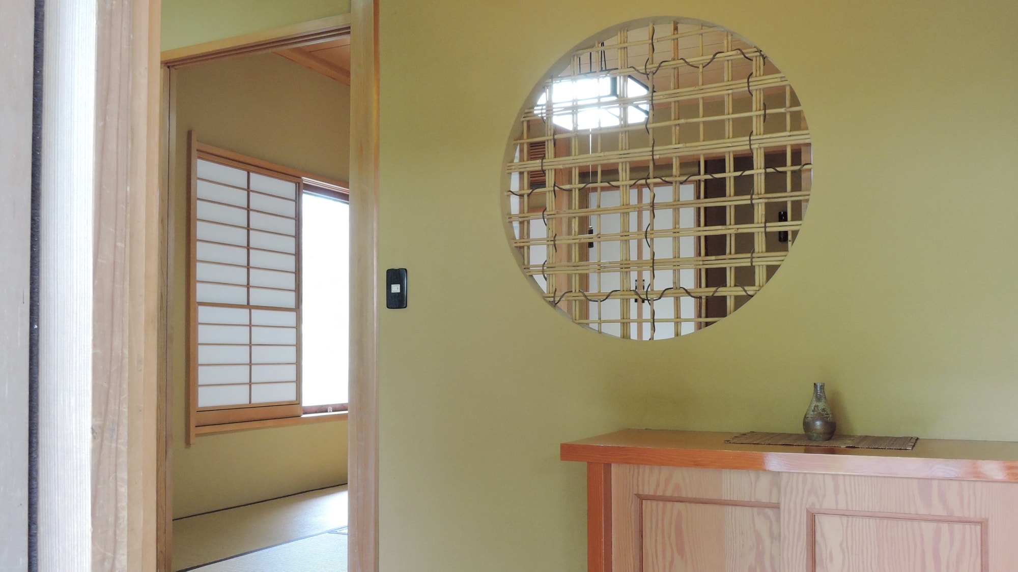 *Room entrance/The pleasant scent of rush grass fills the air from this traditional Japanese-style room.