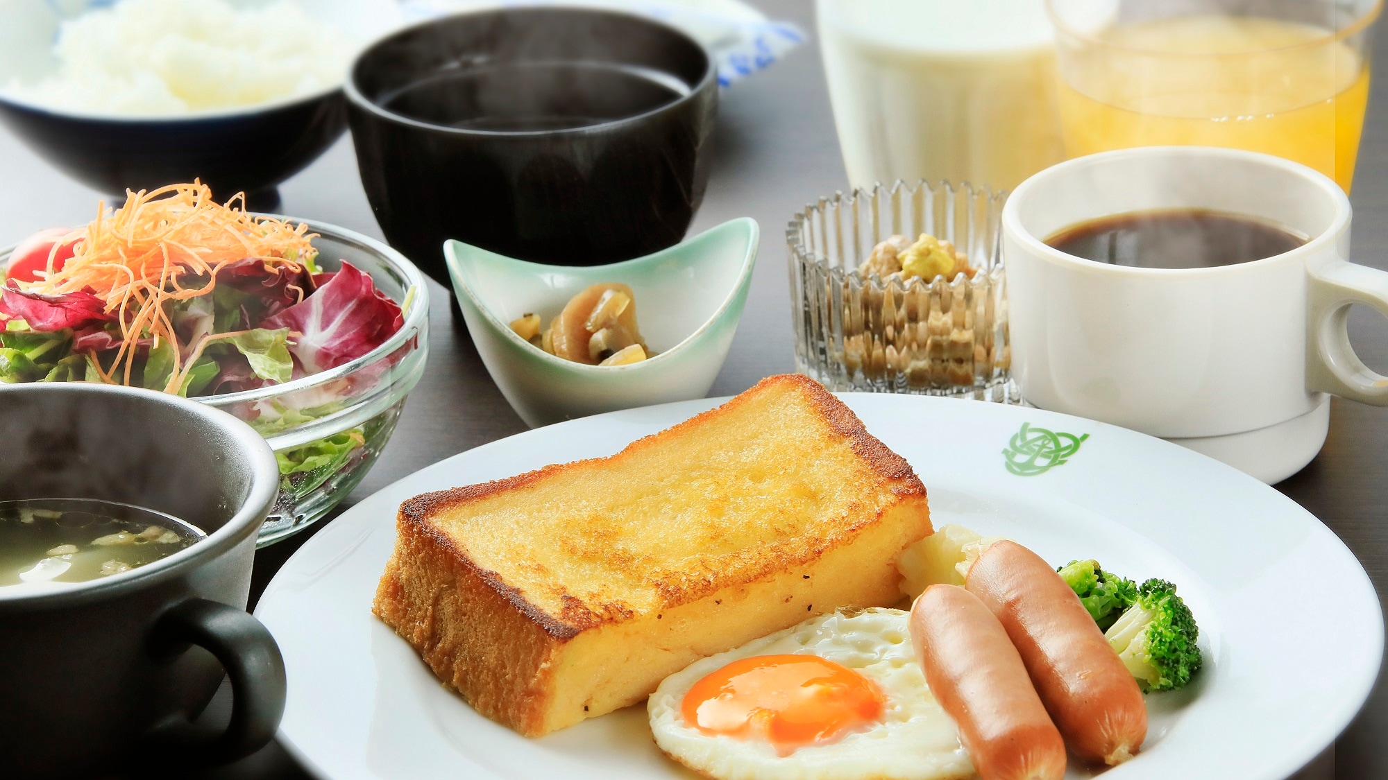 Breakfast with French toast as the main dish and a half-buffet of Japanese food *Example