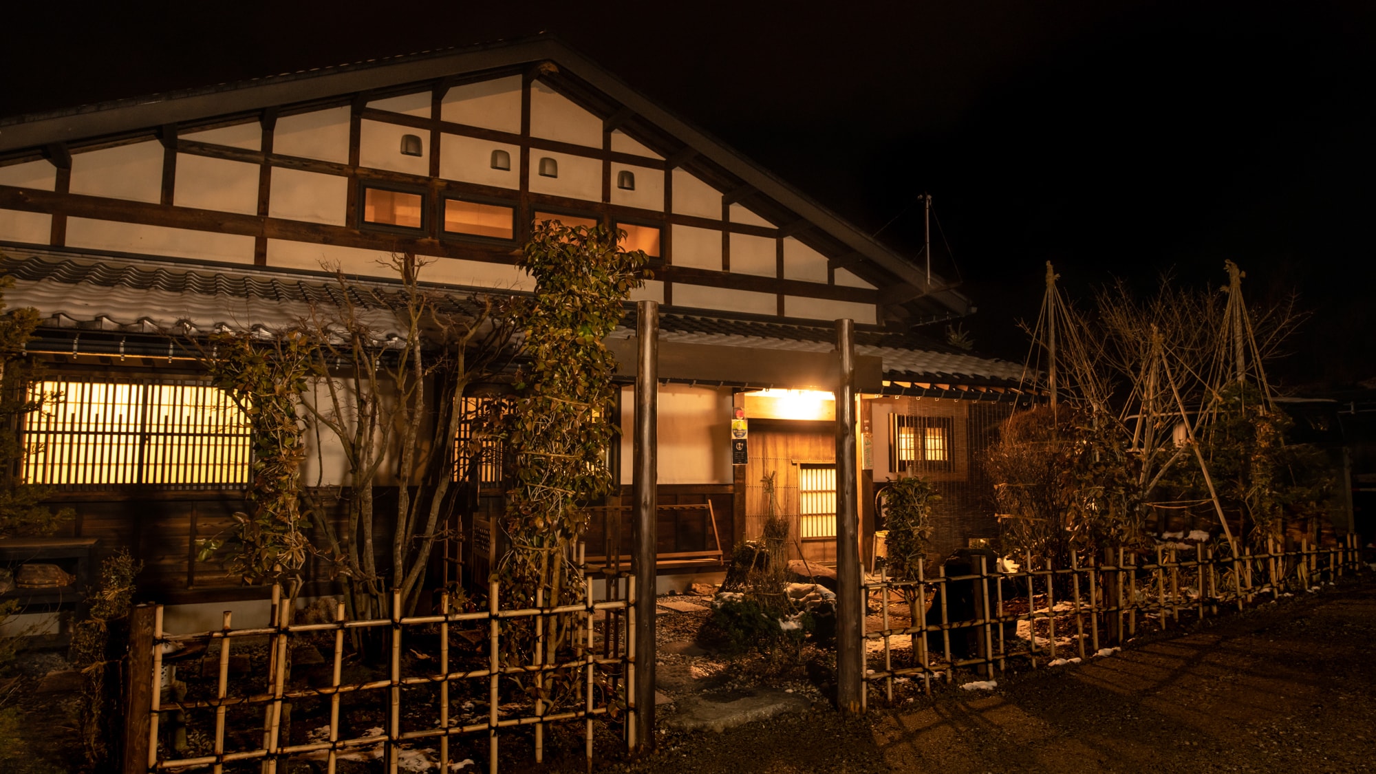 *[Separate building: Restaurant "Yamasouan"] There is a restaurant and the private open-air baths To-no-yu and Iwano-yu. (Closed after 10pm)