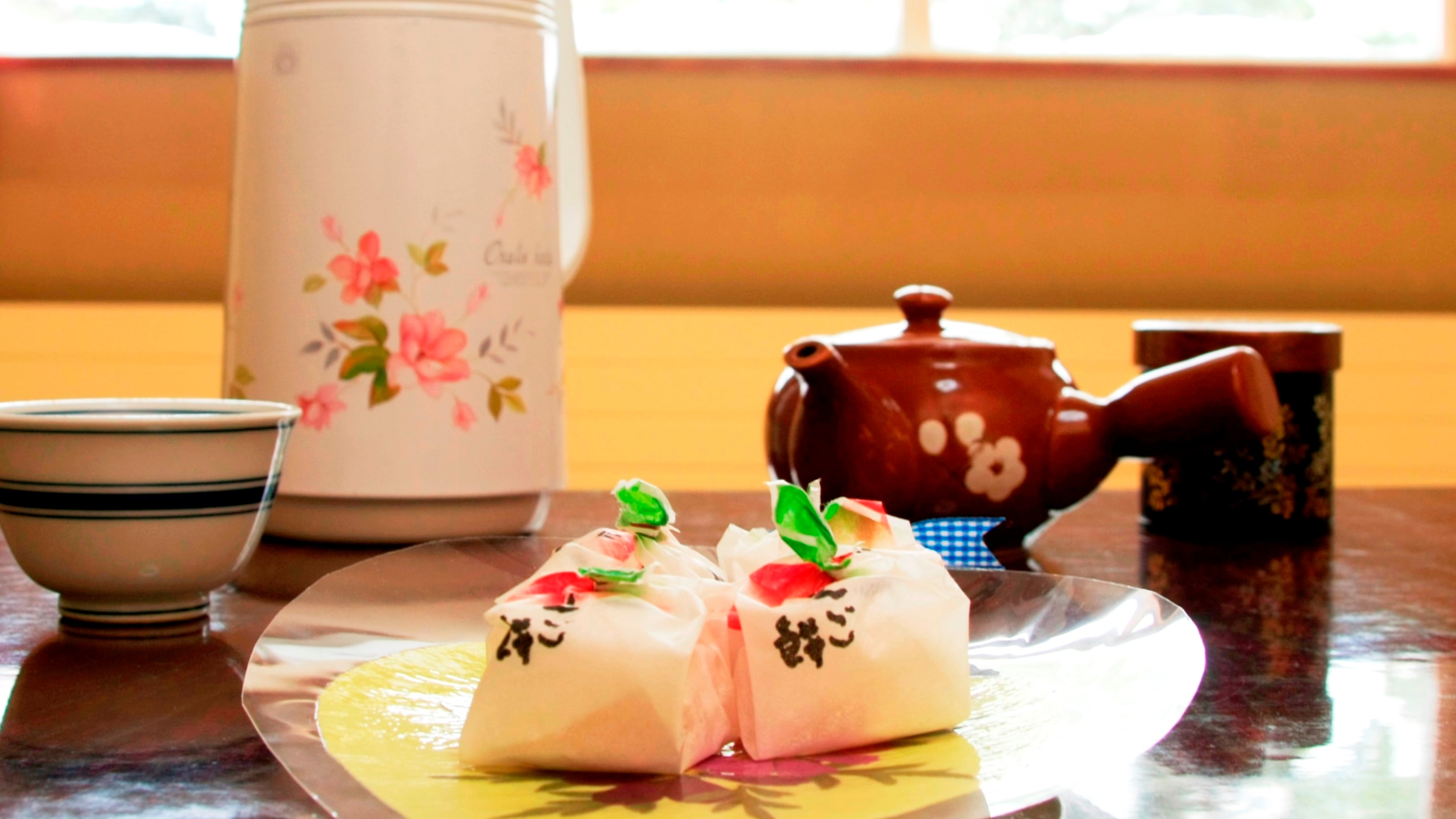 Có sẵn bộ ấm trà.