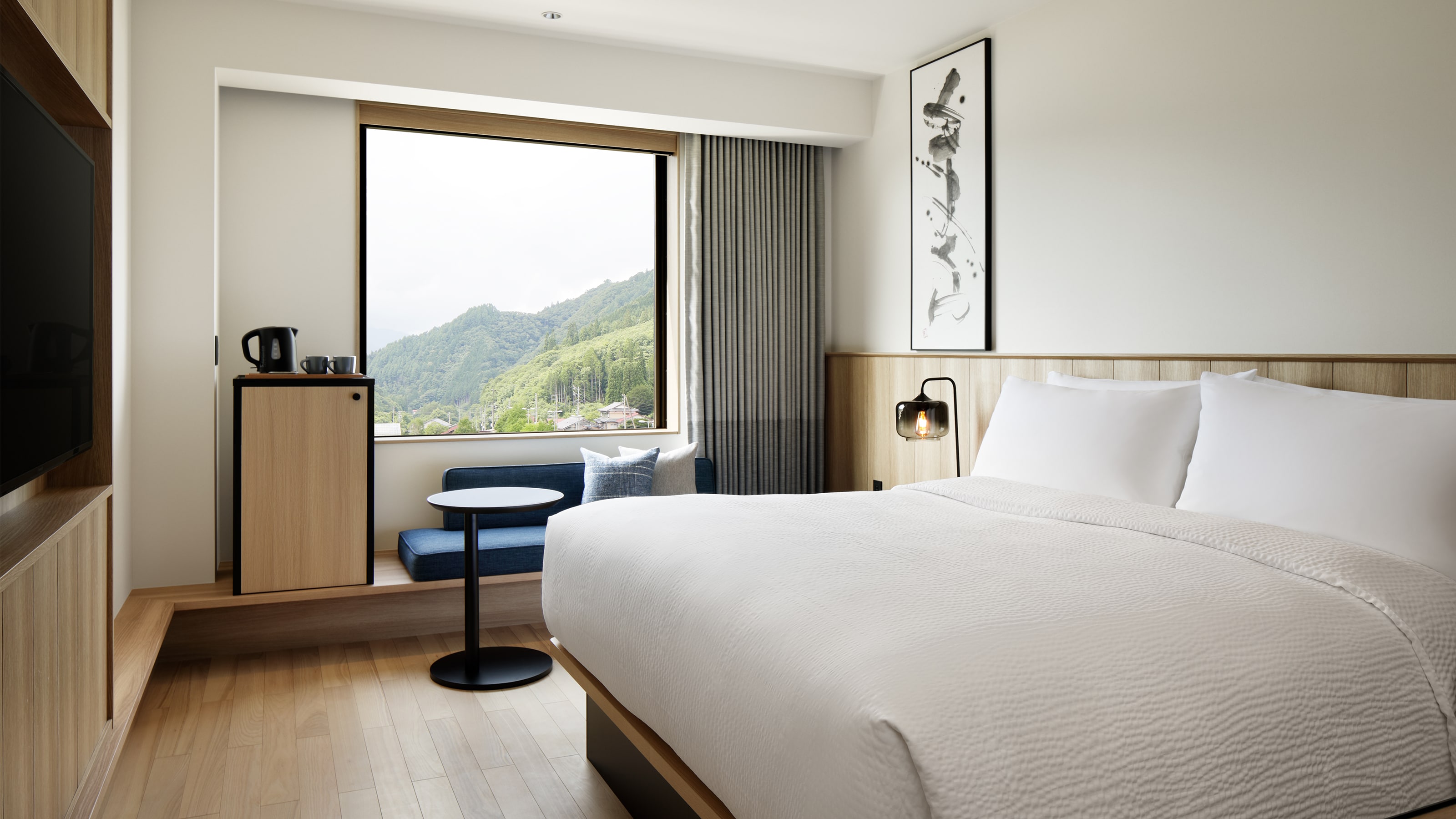 King Room: 25 square meters, non-smoking, bed width 180 cm. Relax in a simple yet warm space.