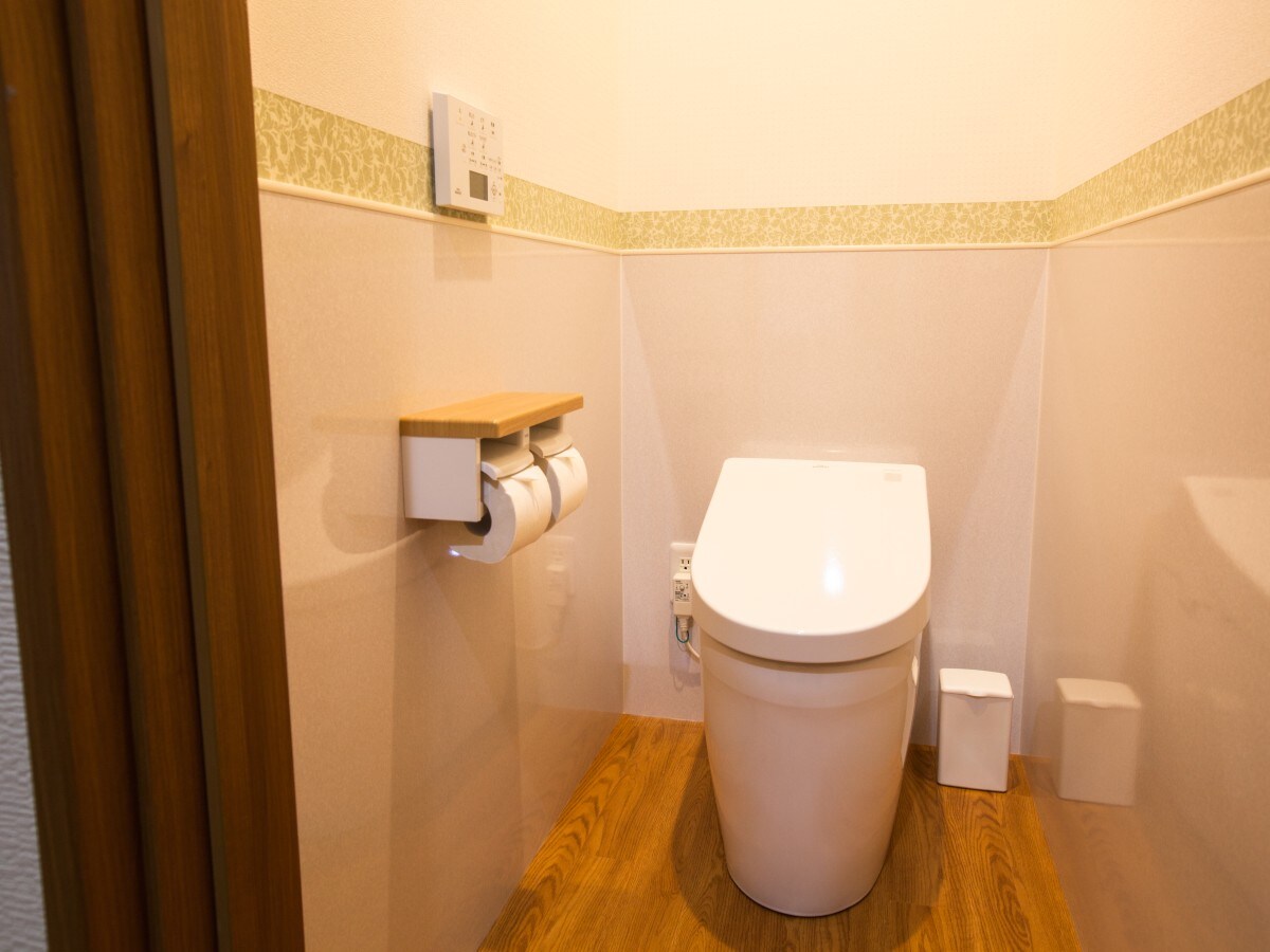 Wash basin and washlet included