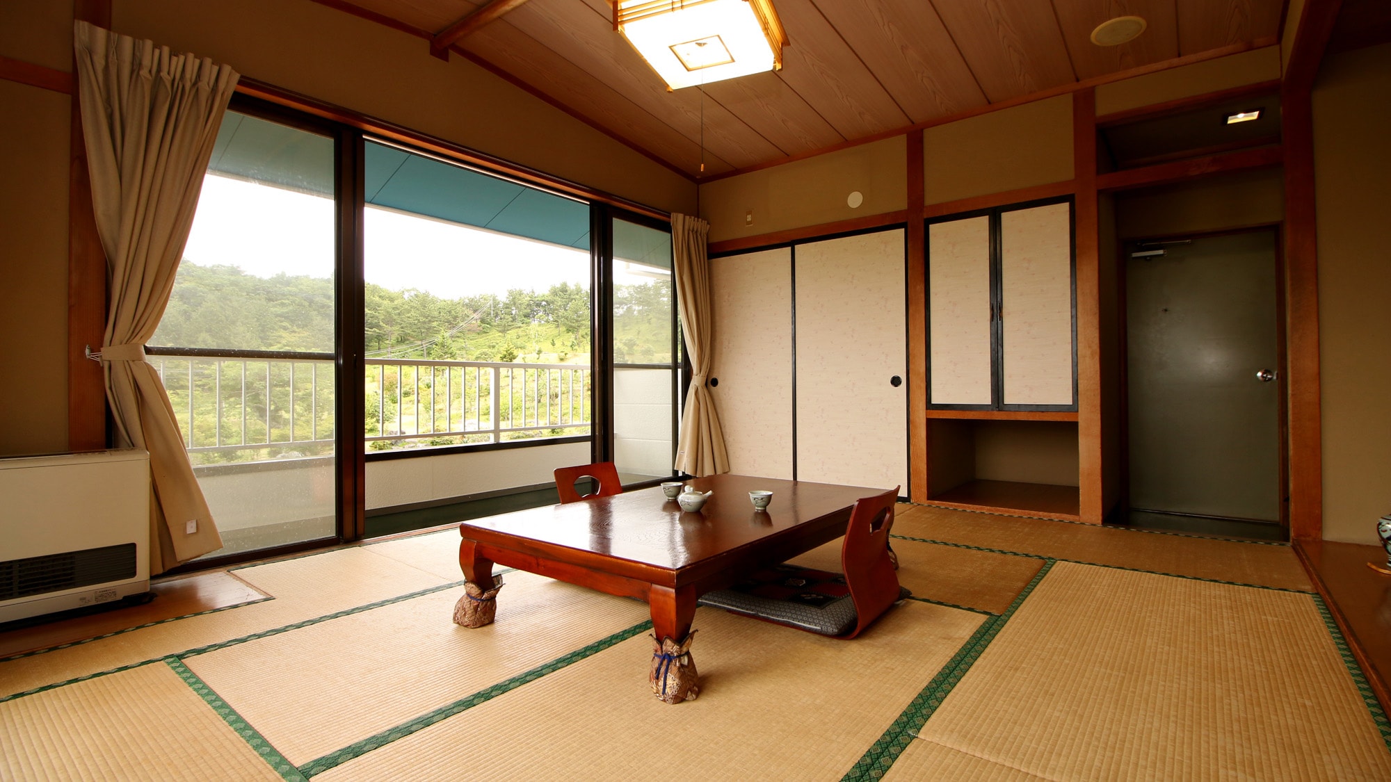[10 tatami Japanese-style room] The garden beyond the window offers a soothing view.