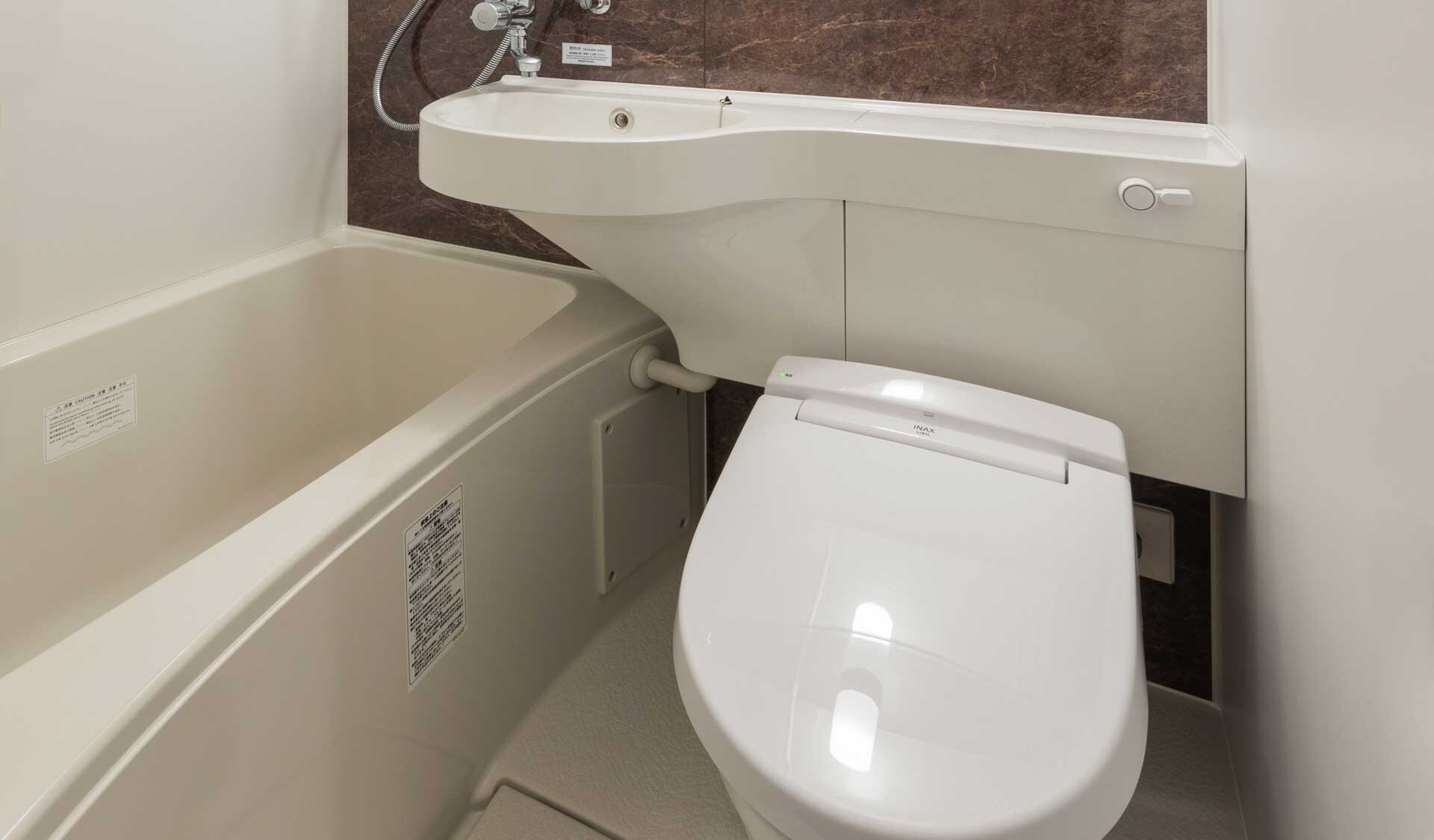 Unit bath in guest room with bathtub