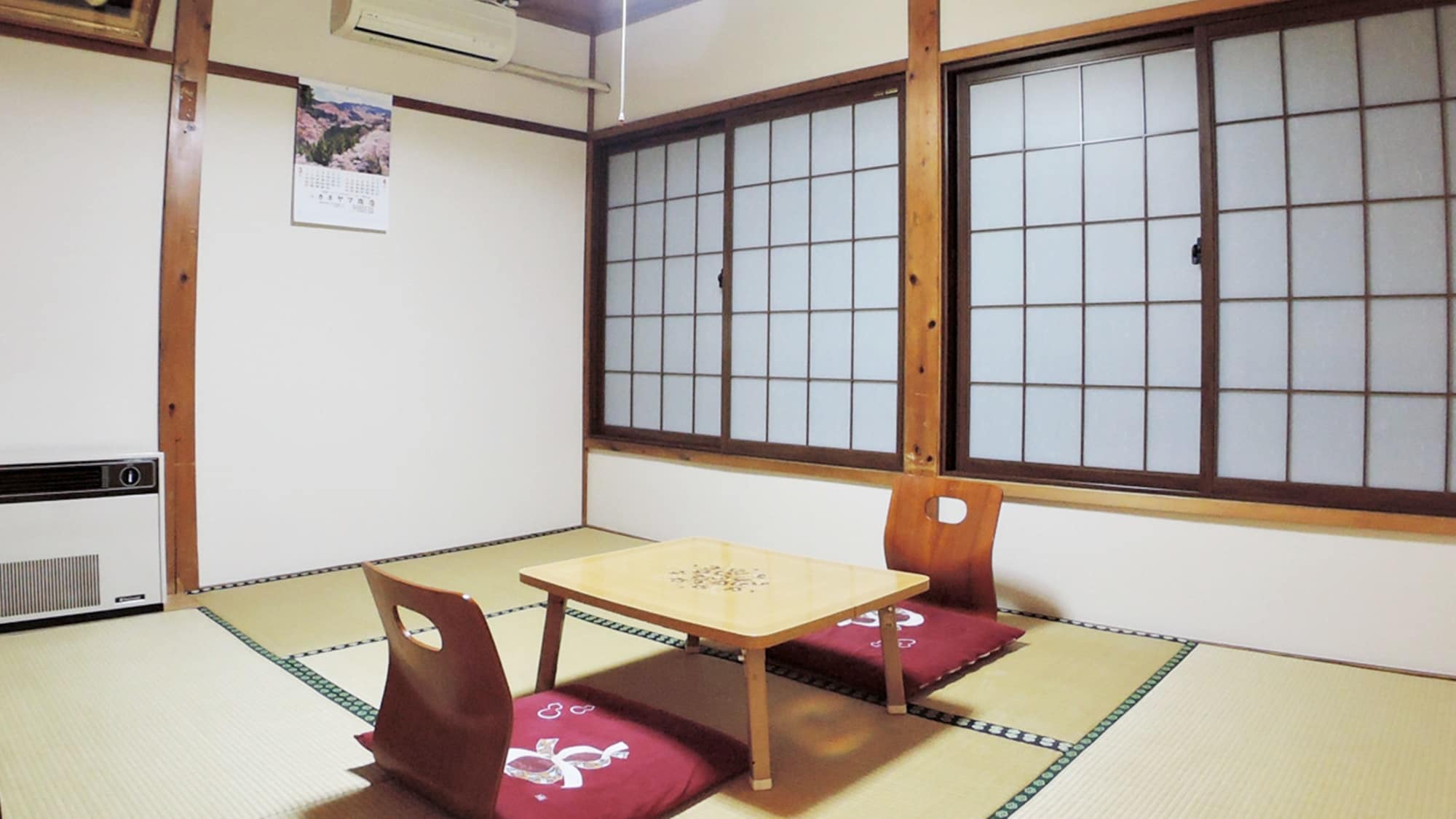 *An example of a 6 tatami Japanese-style room/A pure Japanese-style room for 1 to 2 people. Internet connection is also available.