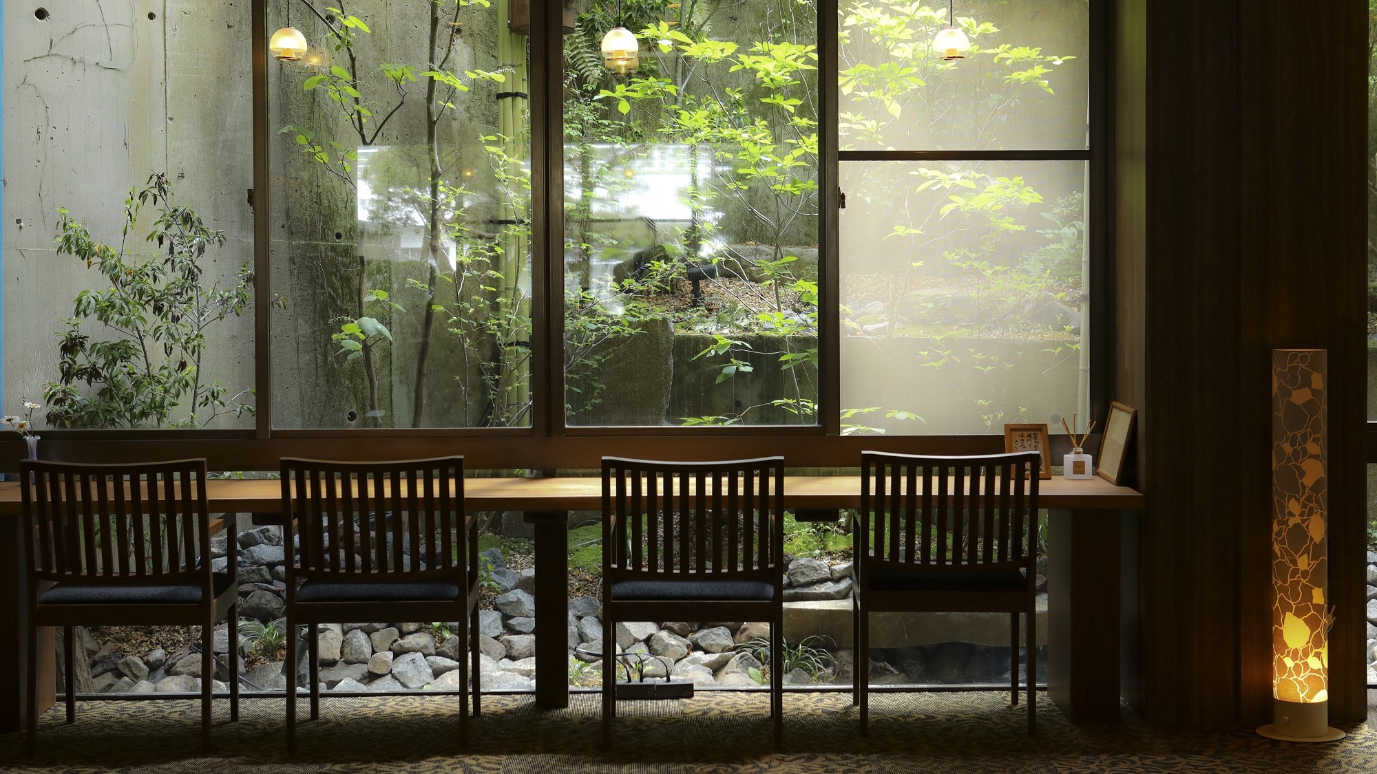 The garden can be seen from the counter seats. Natural light pours in.