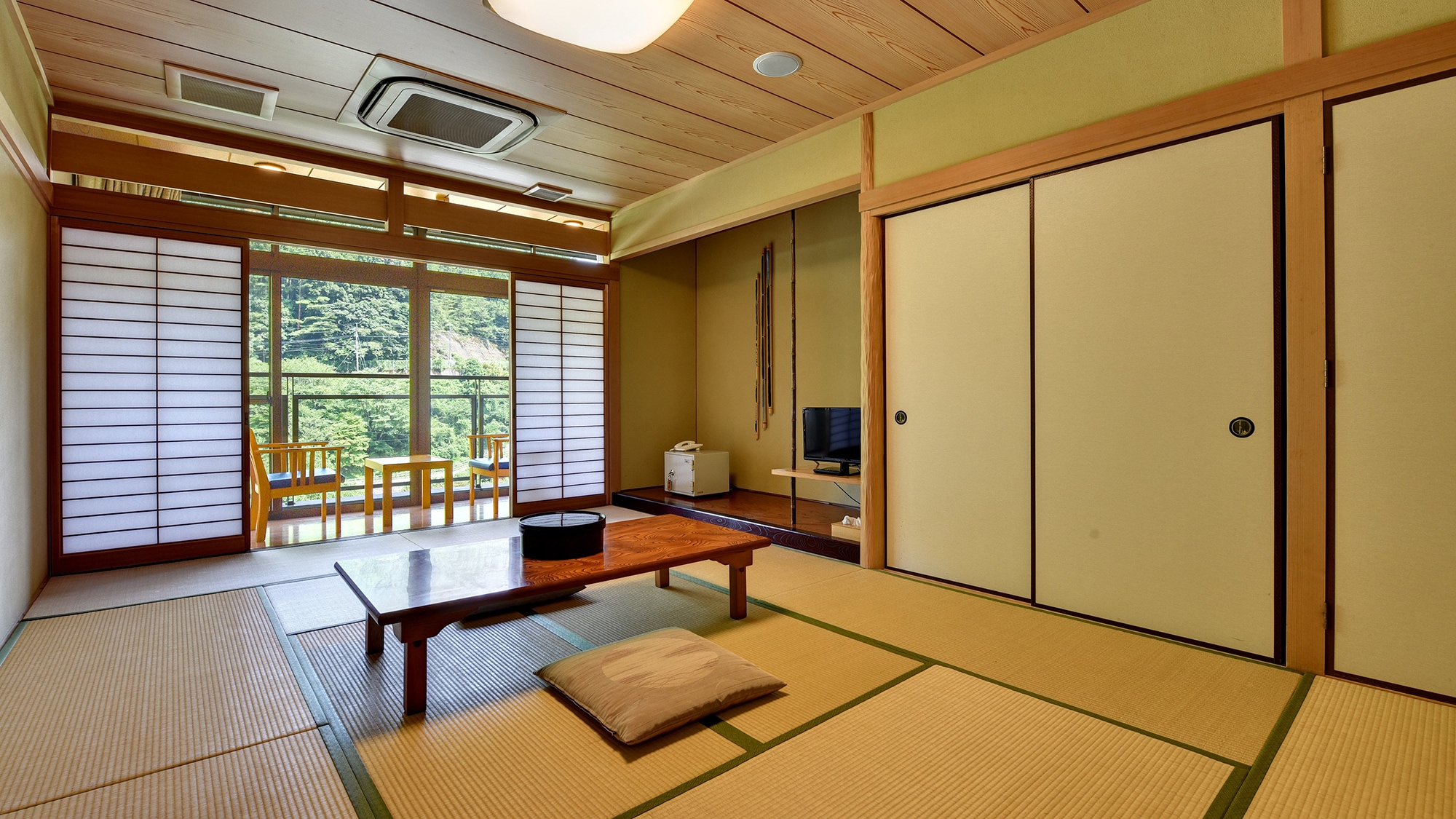 *12 tatami Japanese-style room. Plenty of space for groups.