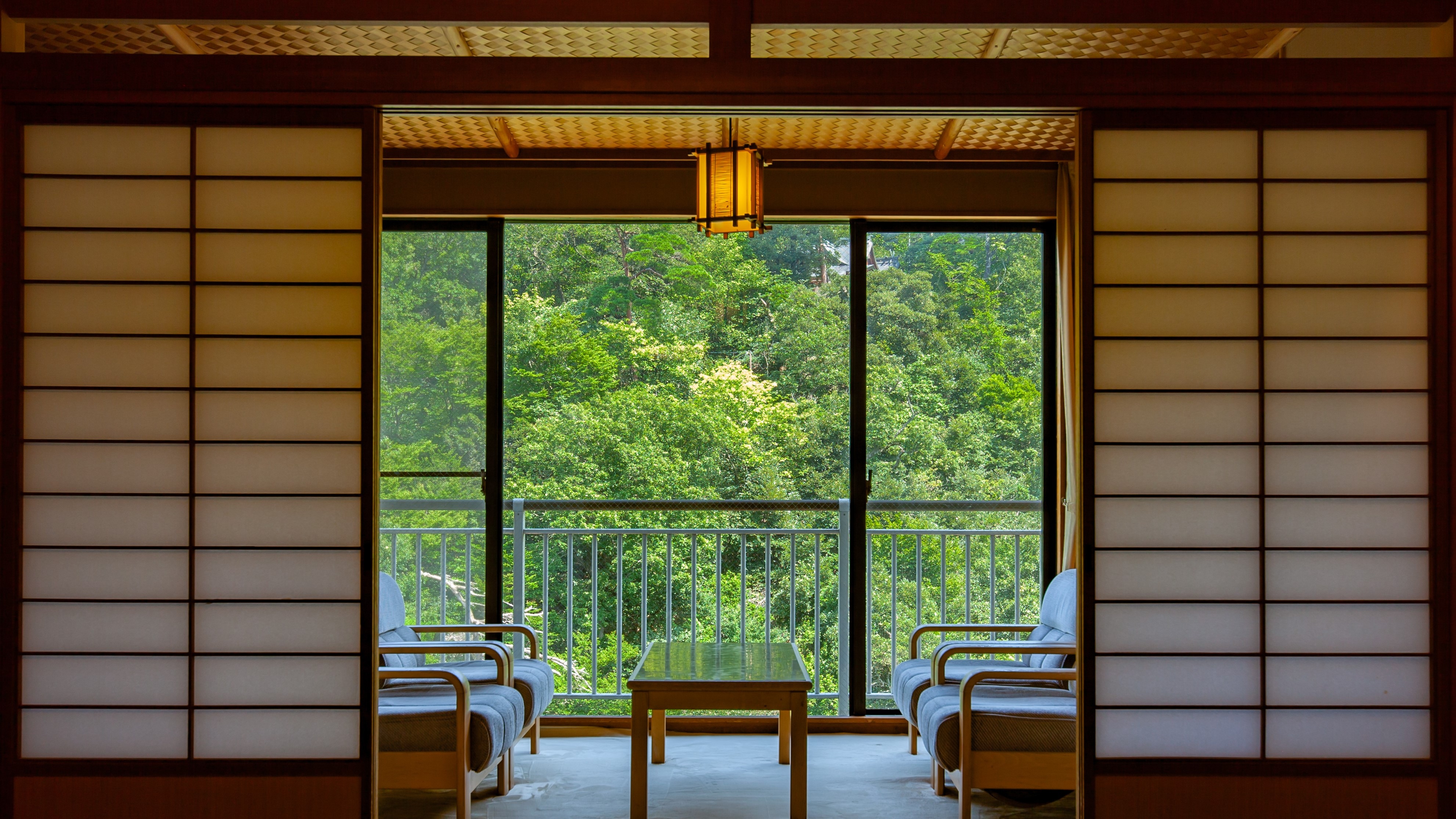 [River side Japanese-style room] Pure Japanese-style guest room facing Kakusenkei Gorge