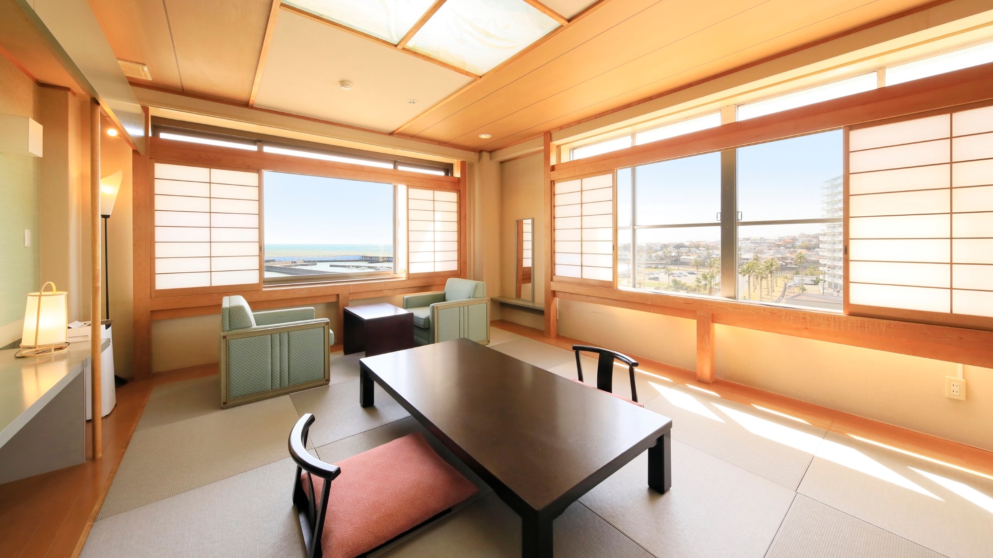 [Top floor Universe Floor/DX Japanese-Western room] The DX Japanese-Western room is a corner room on the top floor.