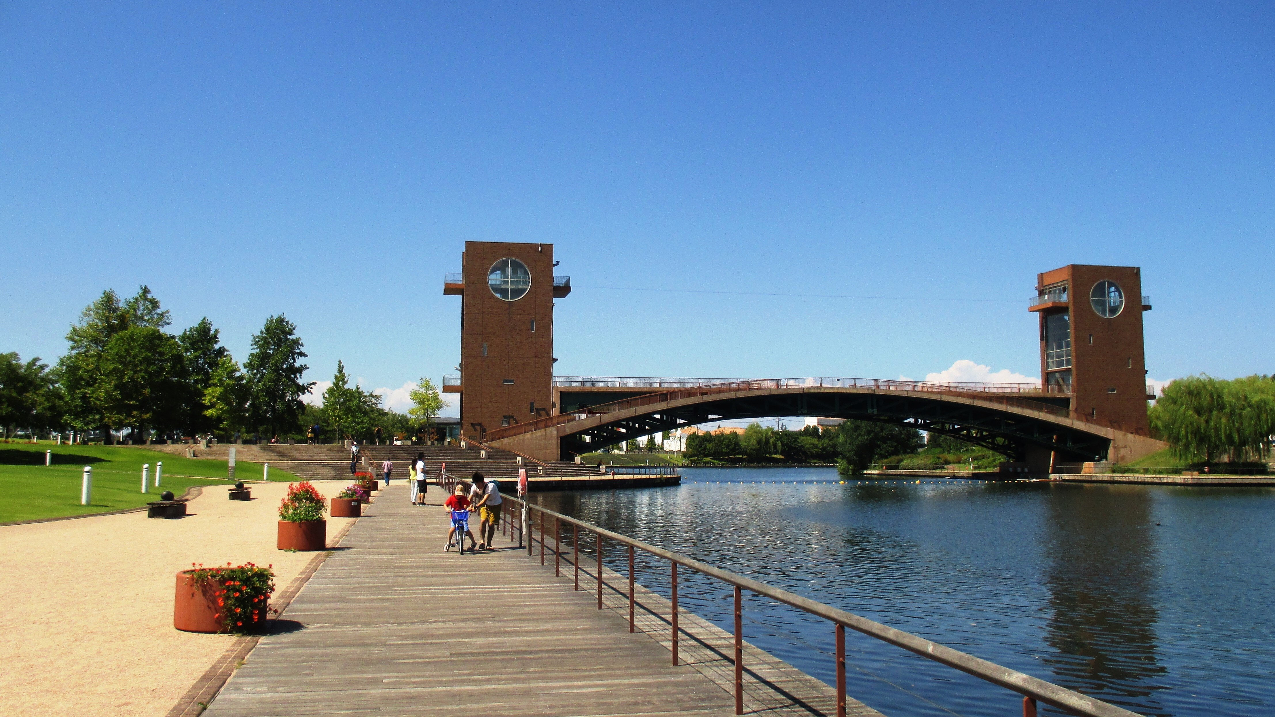Fugan Canal Kansui Park (Photo courtesy of Toyama Tourism Organization)