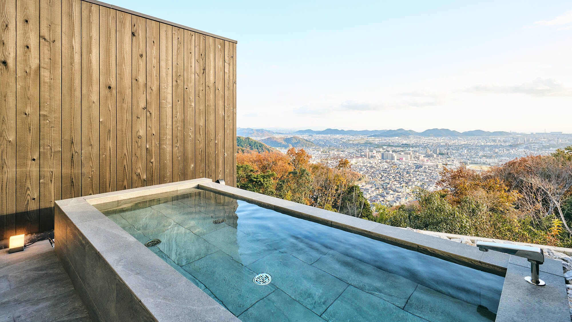 ・[Shared sauna (for men only)] The expansive sky, clear air, and the Harima cityscape stretching out in the distance will help you relieve your daily fatigue.