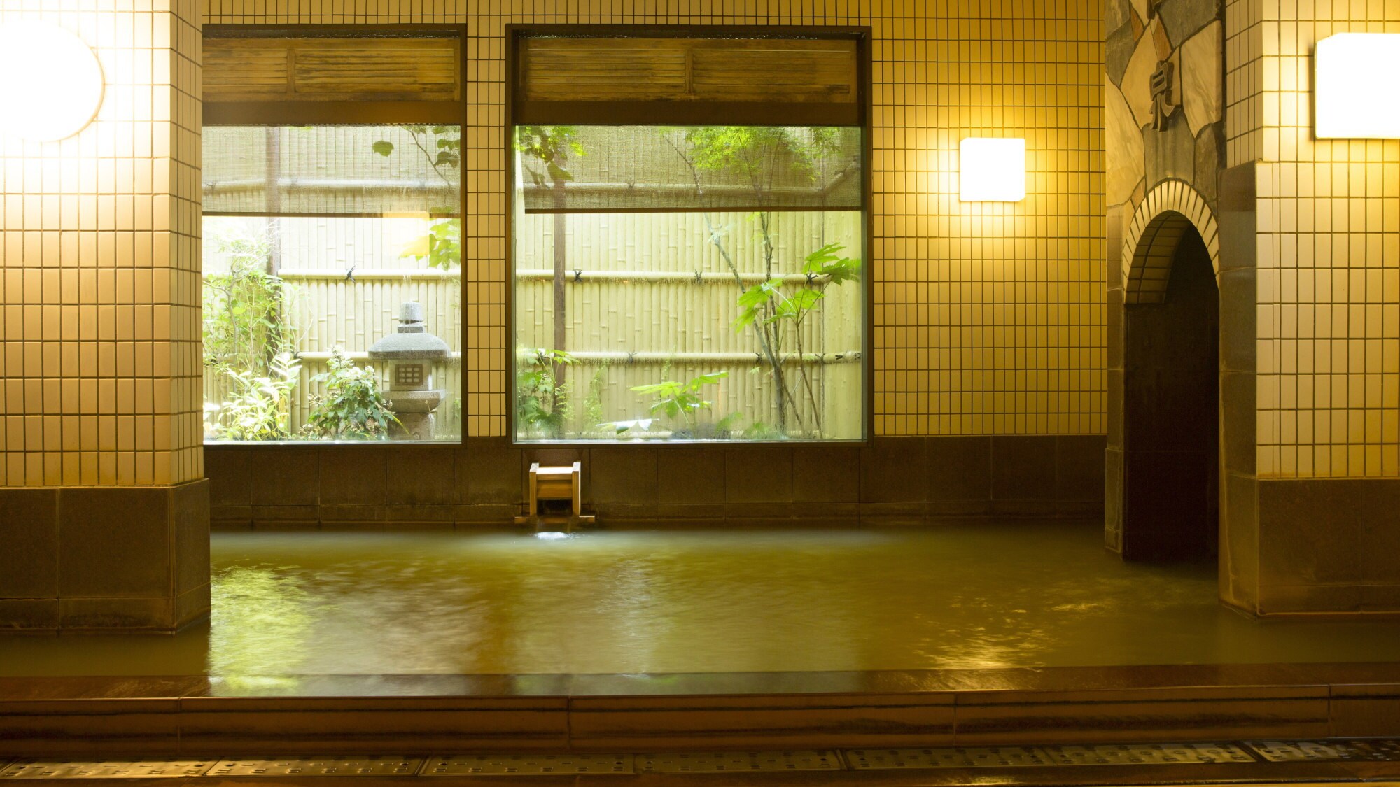 [Large public bath, Takiyu] As the name suggests, the golden water falls into the bath like a waterfall (men and women alternate).