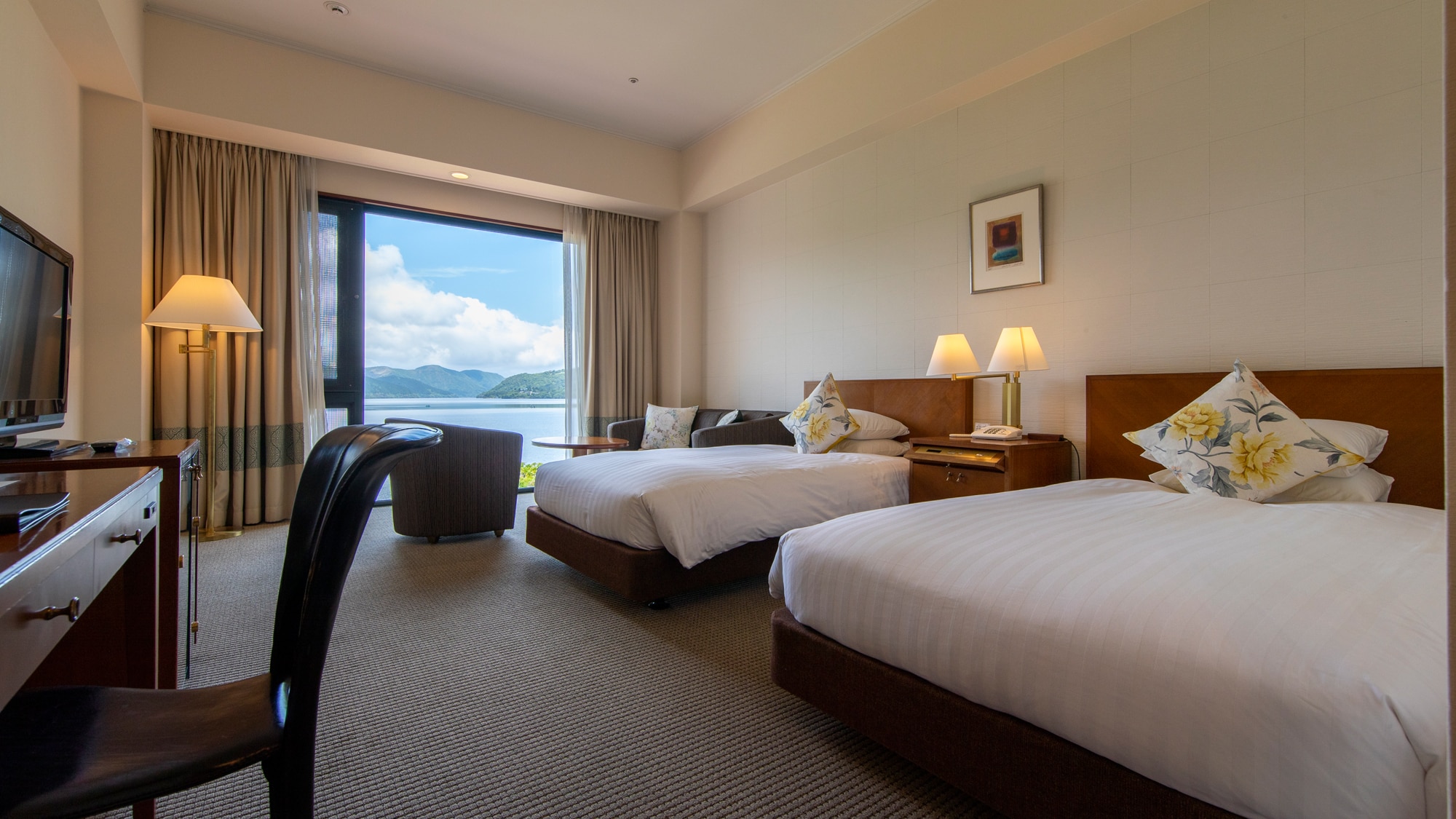 Western-style room 38 square meters! 2nd to 3rd floor [View in front of Lake Ashi] Superior Twin