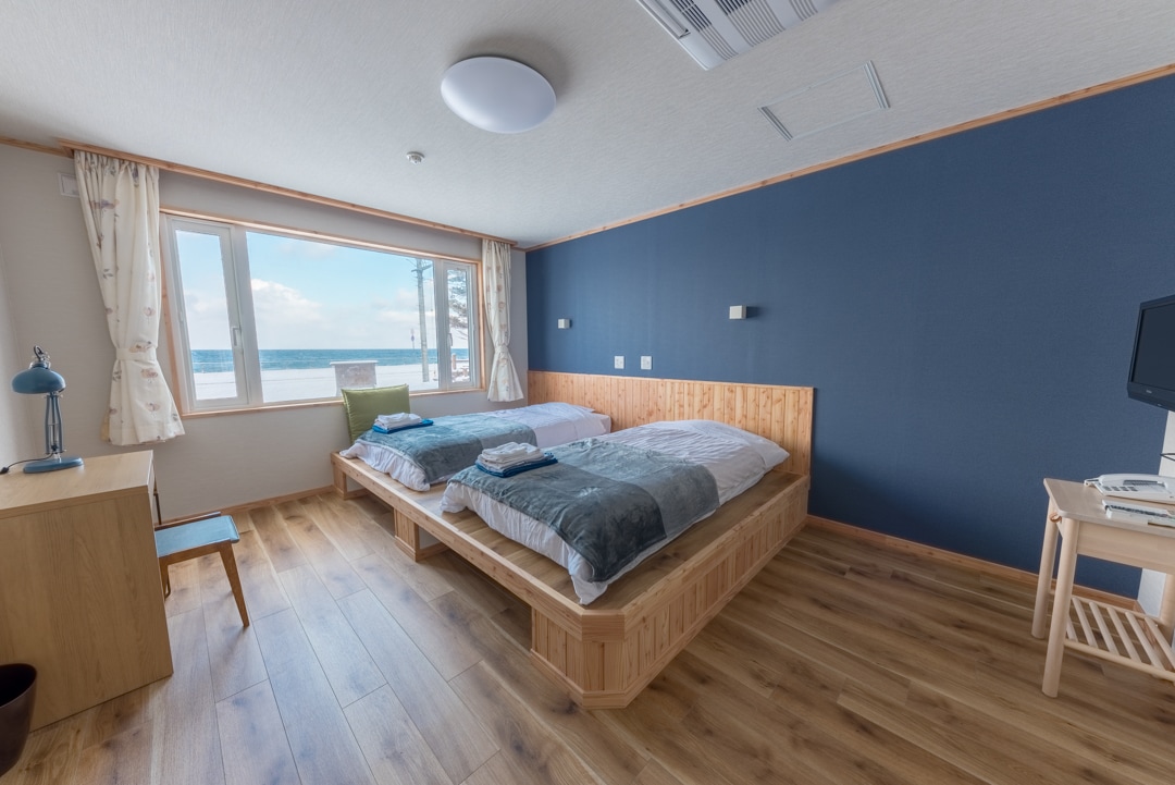 Spacious twin bedroom 1F