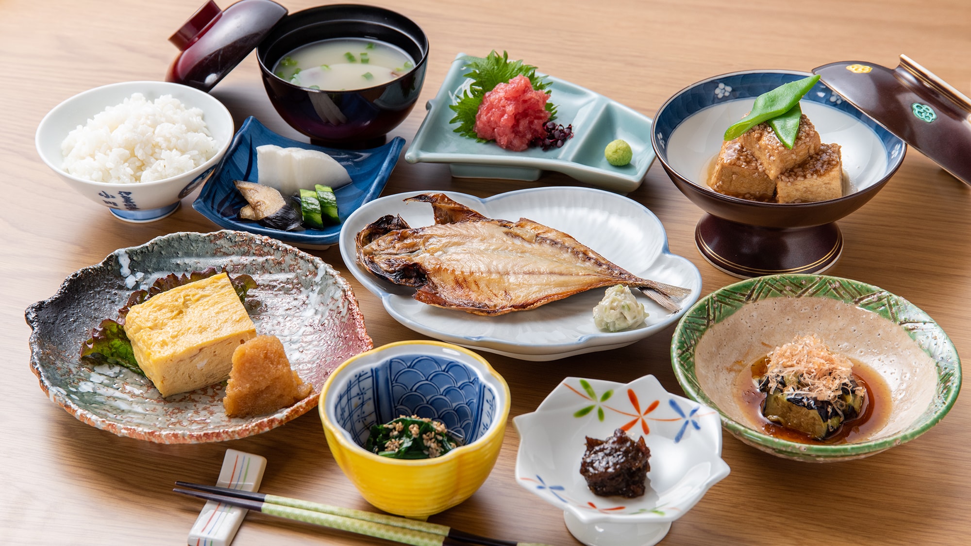 *[Breakfast example] A Japanese breakfast is available, including dried horse mackerel directly sourced from Numazu Port, popular souvenirs such as rock nori jellyfish and pickled wasabi.
