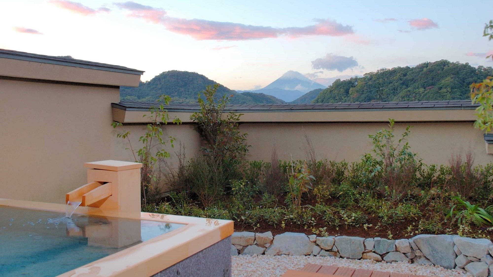 可眺望富士山的露台，帶有直接從源頭流出的露天浴池（雙床41平方米，帶豪華露天浴池）