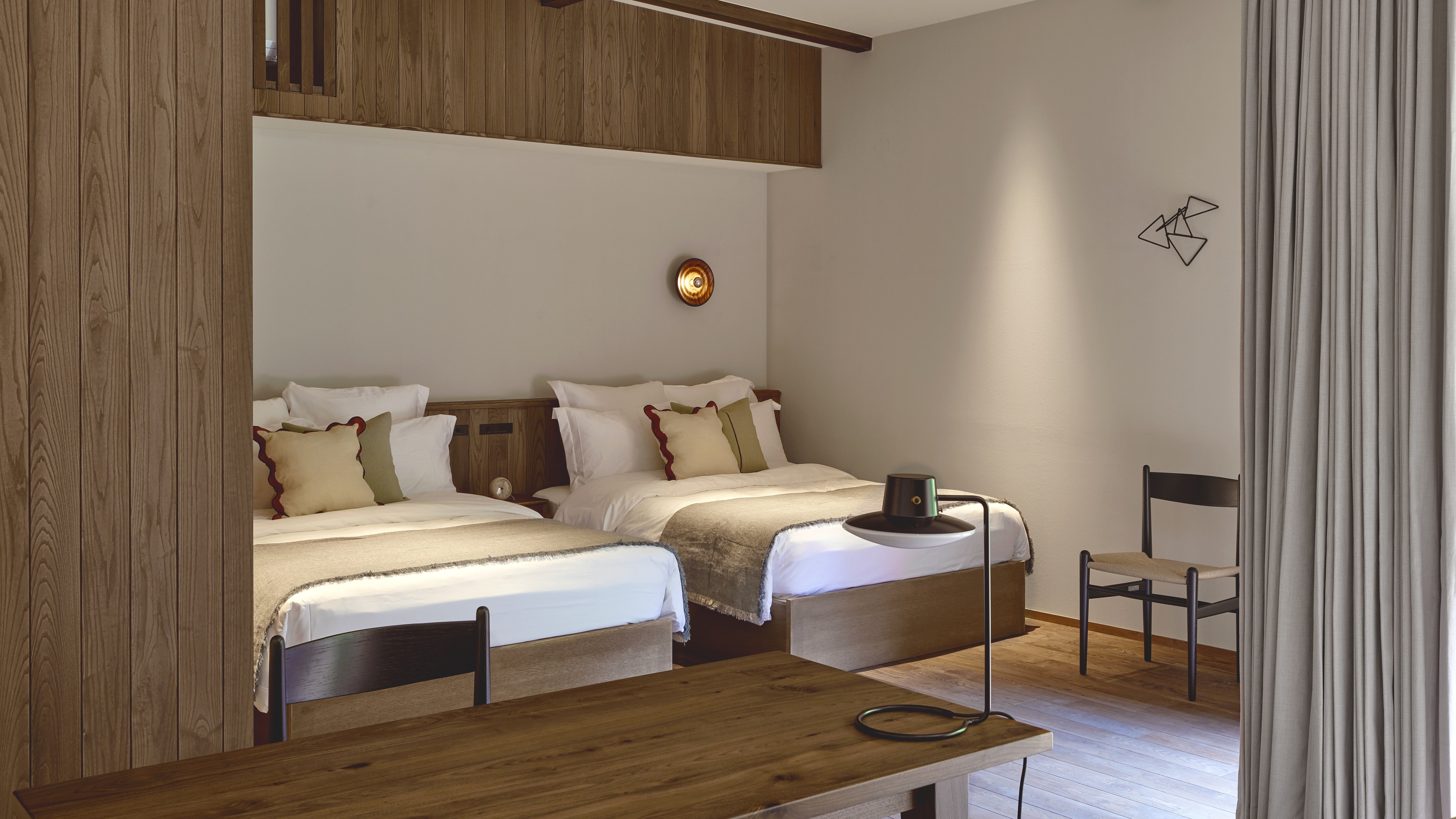[201] A guest room where you can enjoy beautiful, sculptural furniture and art